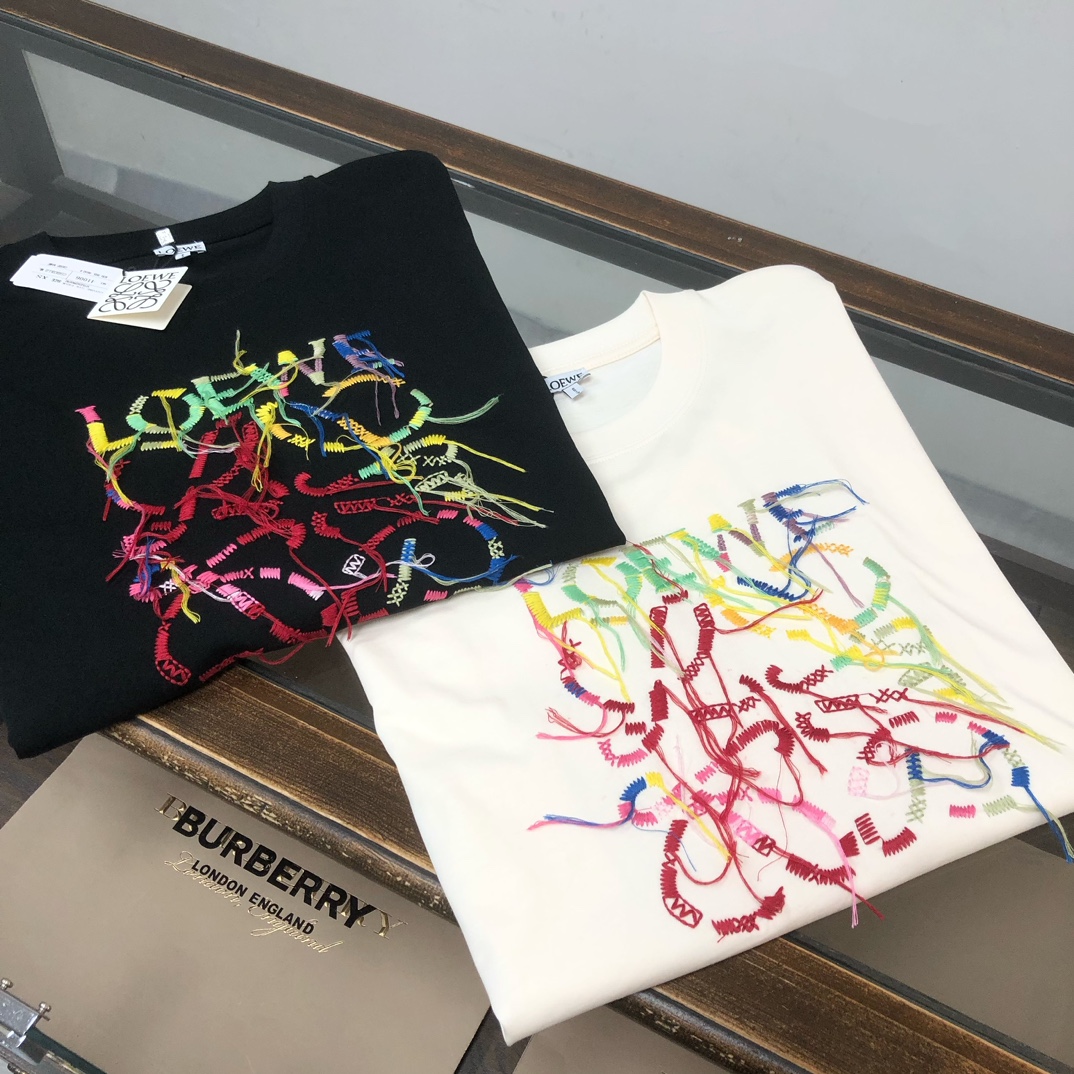 💰85 C✨LOEWE 罗意威 25ss专柜同款圆领短袖T恤～特供定制面料！ 厚板立体！衣服偏厚使整体高透气和柔软性的质感更加凸显，饱满的棉质感引起极度舒适。高端人士必备单品，原厂辅料三标齐全！男女同款！
颜色：黑色 杏色
尺码：XS S M L（偏大版型！下单请报身高体重！）