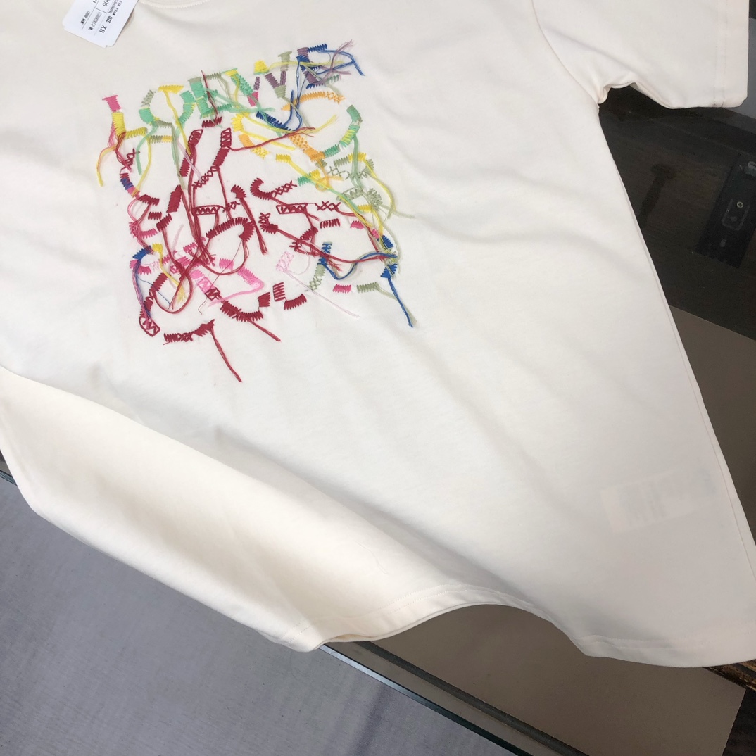 💰85 C✨LOEWE 罗意威 25ss专柜同款圆领短袖T恤～特供定制面料！ 厚板立体！衣服偏厚使整体高透气和柔软性的质感更加凸显，饱满的棉质感引起极度舒适。高端人士必备单品，原厂辅料三标齐全！男女同款！
颜色：黑色 杏色
尺码：XS S M L（偏大版型！下单请报身高体重！）