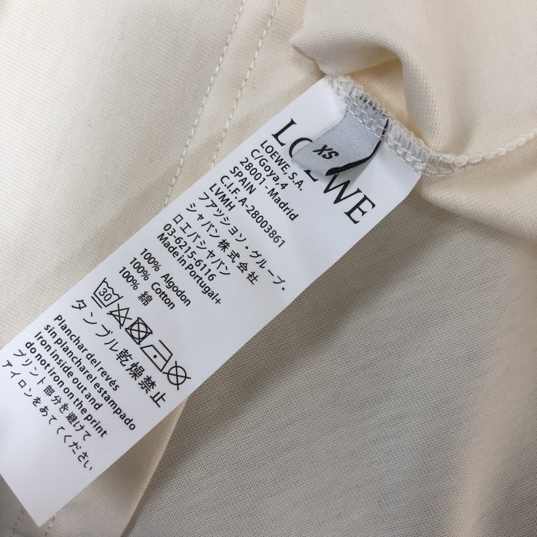 💰85 C✨LOEWE 罗意威 25ss专柜同款圆领短袖T恤～特供定制面料！ 厚板立体！衣服偏厚使整体高透气和柔软性的质感更加凸显，饱满的棉质感引起极度舒适。高端人士必备单品，原厂辅料三标齐全！男女同款！
颜色：黑色 杏色
尺码：XS S M L（偏大版型！下单请报身高体重！）