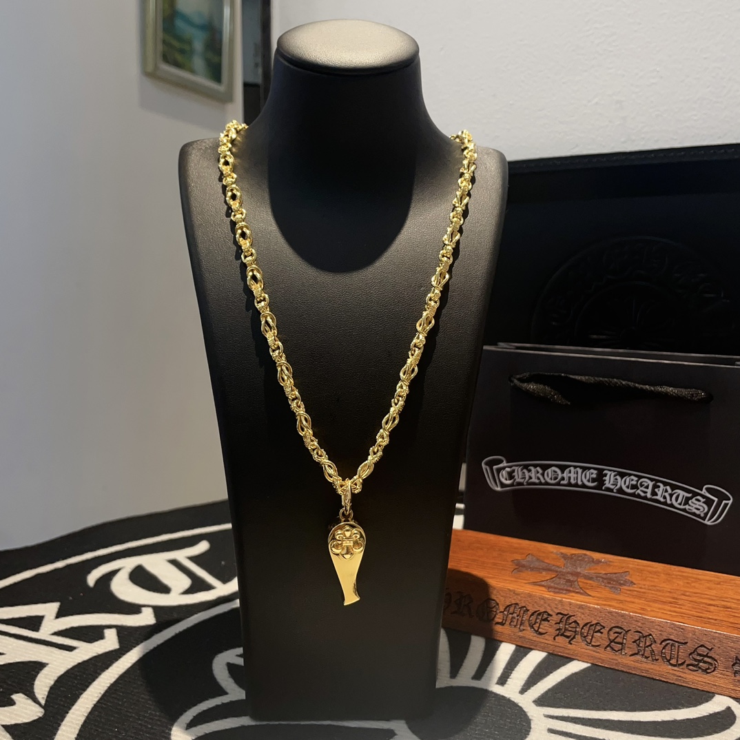 NO:105762,TikTok/Kuaishou/ins/Xiaohongshu/Live Hot, New [Counter Quality] Chrome Hearts Croxin Golden Necklace, Whistle Pendant, Concave and Convex and Convex Scout Flowers are Croxin's ambitions, so they last forever. Genuine version of Chrome Hearts Croxin, different light versions of the market, benchmarking quality, looking at the details of the letter printing, retro old gray oxygen level. Seiko version!  !  !  Pure handmade ~ Authentic model opening must-have fashion and fashion, both men and women can wear it, same style for couples, original official website, rock punk style silver style, retro elements, trendy and versatile!  , jewelry boutique, chrome hearts, chrome hearts, necklace, gold19860909批 抖音/快手/ins/小红书/直播热门 ,新款【专柜品质】Chrome Hearts克罗心黄金色项链 ,哨子吊坠,凹凸造型不同的花纹设计风格 呈现出与众不同 十字架 童军花是克罗心的志 所以更经久不衰 正品打版Chrome Hearts克罗心 区别市场普通轻版 对版对标品质 看字印细节 复古做旧灰氧程度.精工版本！！！ 纯手工打造 ～正品开模潮流时尚必备 男女均可佩戴 情侣同款 官网原版 摇滚朋克泰银风格 复古元素 潮流百搭！,饰品精品,chrome hearts,chrome hearts,necklace,gold,Jewelry