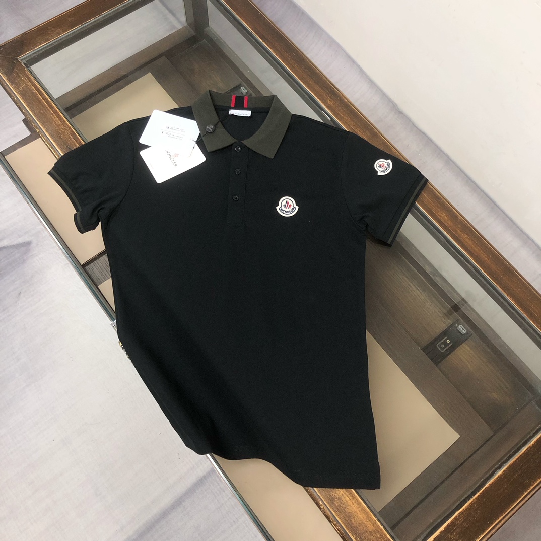 PYL MONCLER 蒙口  春夏最新款polo衫～ 备受推崇 男女同款 商务休闲翻领polo衫～很精致！ 三标齐全～合体的剪裁版型衬托出了极简主义的设计风格，把优雅风展露的一览无余！作为一个追求设计感和裁剪工艺的品牌，用料永远不会让人失望！高支丝光棉材质！ 布面精细光滑，柔软亲肤，棉质饱满，附有弹力 ，上身高档的同时又挺括有型\n颜色：黑色 杏色\n尺码：M L XL XXL XL（下单请报身高体重！）