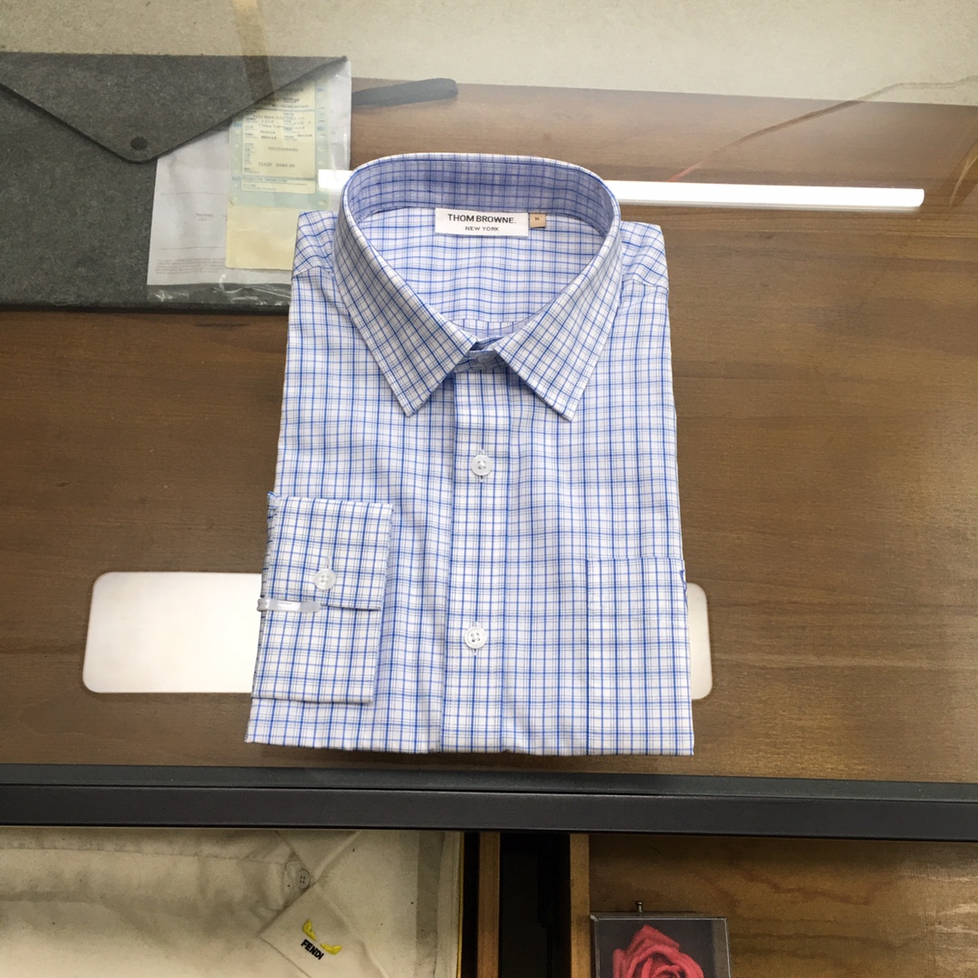 NO:508393,[New Shirt] [Burbe..Home] 25 spring and summer fashion long-sleeved shirt! The high-end fashion aesthetic design combines three-dimensional cut styles to make the wear more comfortable and ornamental. The top Swiss ALUMO Arum company 120 pure cotton woven plaid fabrics selected by the fabric are processed without ironing. The fabric has a high texture and comfort, excellent gloss, excellent skin-friendliness and breathability, and the texture exudes a sense of luxury and gorgeousness! It uses German imported Kedobao lining cloth and luxury brand special lining cloth. Its function makes the collar and splicing area of ​​the shirt more flat, crisp and stylish. With the imported shaping machine shaping process, the entire shirt can be described as the 'walking skeleton'. The button selected by the high-quality natural resin button has excellent shape and luster. It is engraved with an exquisite logo, showing a sense of luxury! Design points This item is carefully crafted in high-order craftsmanship, and is made of selected imported worsted cotton fabrics, with decorative plaid details. The patch pocket on the chest is decorated with the latest logo embroidery brand B-shaped shield embroidery, the pattern is inspired by the Equestrian Knight logo (EKD). It has a very distinctive recognition and is presented with exquisite embroidery craftsmanship, demonstrating the high-end and gorgeous feeling of the item; from the main fabric to the detailed craftsmanship, it all demonstrates the ingenuity of quality! As a recognized fashion item, plaid shirts are undoubtedly one of the most vital elements in the fashion circle. They appear very frequently, are simple and distinctive. They are both refreshing and age-reducing and fashionable in terms of outfits. They are both intellectual and elegant and show their taste and temperament. They have excellent upper body effect, full of temperament, elegant and intellectual, very versatile, both solemn and harmonious, both business and leisure, and are a must-have for men's wardrobe! Size 38-42 Size 39 Shoulder width 44.5 Bust 104 Sleeve length 62.5 Clothes length 76, Burberry, Shirts, Alexander wang19860909【新品衬衫】【Burbe..家】 25春夏时装款长袖衬衫！ 高端的时尚美学设计结合立体裁剪的版型,使穿着更具舒适性和观赏性. 面料甄选的顶级瑞士ALUMO阿鲁姆公司120支纯棉色织格纹面料,经过免烫工艺处理,面料质感与舒适度极高,光泽度极好,亲肤性与透气性绝佳,肌理透着高级奢华感和华丽感！ 采用德国進口科多宝衬布,奢牌专用衬布,它的作用使衬衫领面,拼接处更加平整,挺括有型,加上進口定型机定型工艺,使整件衬衫可谓是“行走的骨架” 纽扣甄选的上等的天然树脂纽扣,造型和光泽感极好.上面镌刻有精美LOGO,尽显奢侈感！ 设计点该款单品融入高订工艺精心打造,选用甄选进口精纺棉质面料打造,装饰格纹细节.胸前贴袋饰有最新标识点缀品牌 B 字型盾牌刺绣,图案灵感源自马术骑士徽标（EKD）,辨识度非常鲜明,以精美刺绣工艺呈现,彰显了该单品的高级与华丽感；从主体面料到细节工艺,无不彰显出品质的匠心所在！ 格子衬衫作为公认的时尚单品,无疑是时尚圈生命力最强的元素之一,出镜率极高,简单而个性鲜明,在穿搭方面即清爽减龄又自带时髦感,即知性儒雅又彰显品位气质,上身效果绝佳,气质感十足,儒雅而知性,非常百搭,亦庄亦谐,商务与休闲兼备,属于男人衣橱必备！ 尺码38-42 39码 肩宽44.5 胸围104 袖长62.5 衣长76,,burberry,shirts,alexander wang,Men's clothing