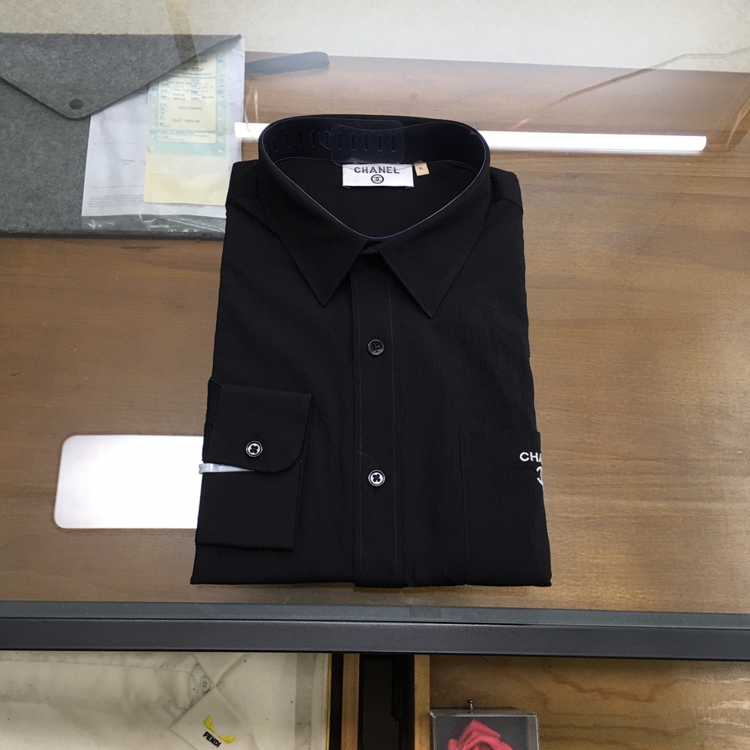 NO:508353,[New Shirt] [CHANE...] 25 spring and summer fashion classic long-sleeved shirt! The high-end fashion aesthetic design combines three-dimensional cut styles to make the wear more comfortable and ornamental. The fabric selection is 100 imported combed cotton cut fabric, with excellent texture and comfort, unique texture shape, very fashionable and eye-catching, and quite artistic. It is a unique type. The fabric attributes are extremely comfortable and delicate, and have invincible breathability, and the experience is wonderful! It uses German imported Kedobao lining cloth and luxury brand special lining cloth. Its function makes the collar and splicing area of ​​the shirt more flat, crisp and stylish. With the imported styling machine shaping technology, the entire shirt can be described as a 'walking skeleton'. The buttons are natural deep-sea shell buttons, and each piece has a unique pattern and a great gloss. The design points retain the purest and natural minimalist route of D's home, clean and high-end tailoring, bringing minimalist aesthetics to the extreme. This shirt reinterprets the classic items in men's wardrobe, paired with a small collar and hidden placket design, full of youthfulness and vitality, enhancing the sense of fashion, making the styling more advanced and fashionable, creating a fashionable and casual look. The details are all high-end. The imported flower cut fabric is selected, with unique secret plaques, exquisite button embellishments, and a small lapel design. It is age-reducing and fashionable, full of vitality and easy to highlight the temperament. The upper body effect is capable and neat, and it has both shapes. It is versatile and practical. It is a long-sleeved shirt with excellent wearability! Color: Black! Size 38-42 Size 39 Shoulder width 44.6 Bust 106​​ Sleeve length 24 Clothes length 76, Chanel,dior,shirts,alexander wang19860909【新品衬衫】【CHANE...】 25春夏时装款经典长袖衬衫！ 高端的时尚美学设计结合立体裁剪的版型,使穿着更具舒适性和观赏性. 面料甄选进口100精梳棉剪花面料,质感与舒适度绝佳,肌理形态别致,非常时髦且吸睛,颇具艺术感,属于独一无二的类型,面料属性极为舒适细腻,且拥有无敌的透气性,体验感妙不可言！ 采用德国進口科多宝衬布,奢牌专用衬布,它的作用使衬衫领面,拼接处更加平整,挺括有型,加上進口定型机定型工艺,使整件衬衫可谓是“行走的骨架”. 纽扣为天然深海贝壳扣,每粒都有着独一无二的纹路,光泽感极好. 设计点保留D家最纯粹且自然的极简路线,干净且高级剪裁,将极简主义美学发挥到极致.这款衬衫重新诠释男士衣橱里的经典单品,配搭小领暗门襟设计,充满年轻态且活力感,提升了时尚感,让造型变得更具高级和时髦,打造时尚而休闲的造型. 细节之处尽显高级,甄选进口剪花面料,独特的暗门襟,精致纽扣点缀,搭配小翻领设计,减龄又时髦,充满活力且极易凸显出气质感,上身效果干练利落,型格兼具,百搭实穿性极好的一款长袖衬衫！ 颜色:黑色！ 尺码38-42 39码 肩宽44.6 胸围106 袖长24 衣长76,,chanel,dior,shirts,alexander wang,Men's clothing