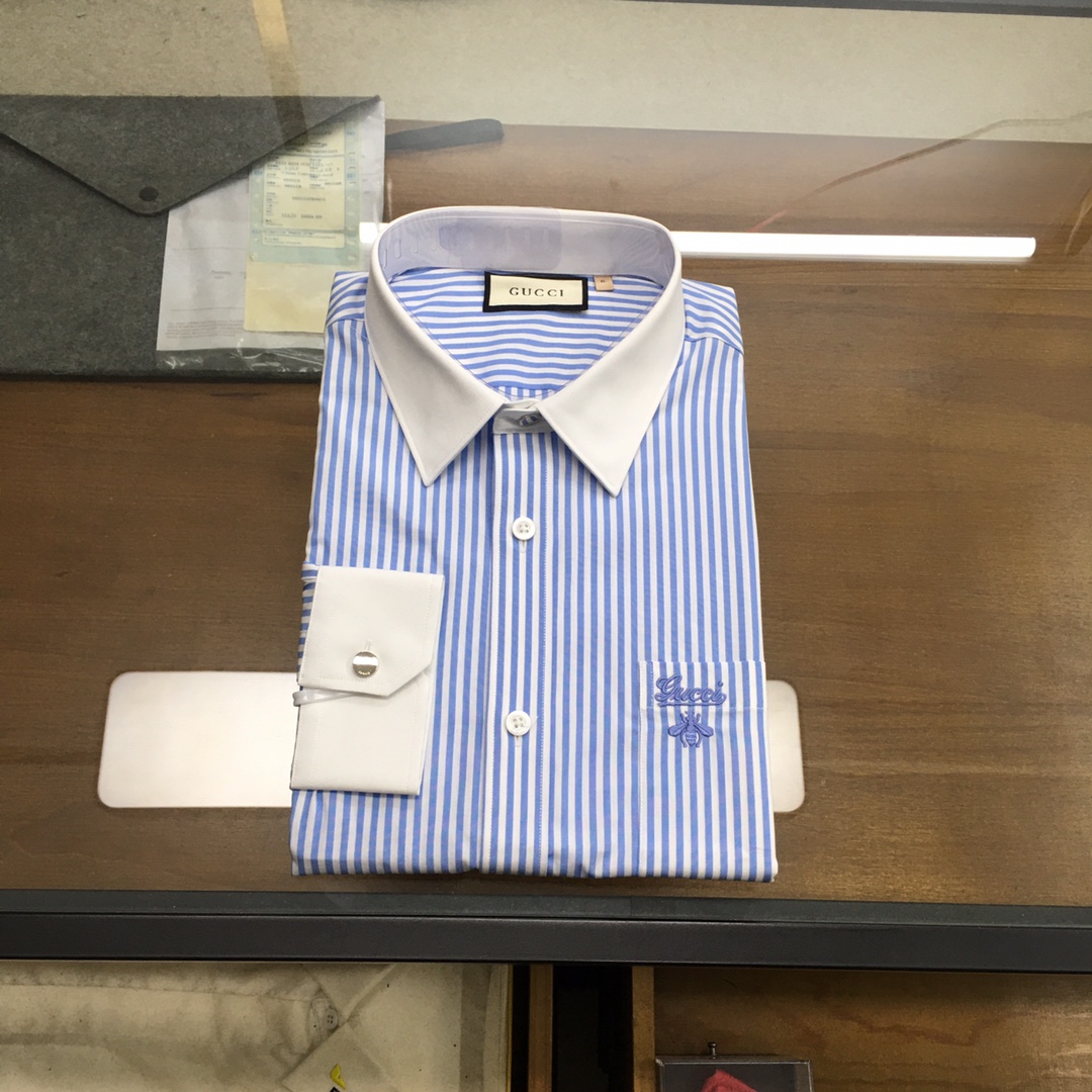 NO:508399,[New Product] [Gu.ci] 25 spring and summer fashion long-sleeved shirt! The high-end fashion aesthetic design combines three-dimensional cut styles to make the wear more comfortable and ornamental. The top Swiss ALUMO Arum company selected 100 pure cotton woven fine striped fabrics, which have been processed without ironing. The fabric has a high texture and comfort, excellent gloss, excellent skin-friendliness and breathability, and the texture exudes a sense of luxury and gorgeousness! It uses German imported Kedobao lining cloth and luxury brand special lining cloth. Its function makes the collar and splicing area of ​​the shirt more flat, crisp and stylish. With the imported shaping machine shaping process, the entire shirt can be described as the 'walking skeleton'. The buttons are natural deep-sea shell buckles, each with unique patterns and a very good luster. Jieying's neckline is made of metal buckles forged by top electroplating alloy technology, and is engraved with exquisite logos, showing a sense of luxury! Design Dot G family's men's clothing has attracted much attention every season and has subversive colors. The designers of the new season use bright contrasting collar sleeves with letter elements to pay tribute to Gu**i's long-standing design heritage. Romance and personality collide to create dazzling sparks, reshape and interpret a rich antique atmosphere, making these elements full of vitality! A shirt with appearance and design coexist. The classic bee pattern has become one of the dazzling iconic elements of the brand. It is equipped with contrasting colors and has a strong visual sense, which enhances the sense of fashion, makes the shape more advanced and fashionable, and shows a distinct fashion proposition! A shirt with extremely high mix and match is casual when commuting, both solemn and harmonious, with no age limit, and can interpret various styles and meet the needs of men in various occasions. The wardrobe B is available in single items! Size 38-42 Size 39 Shoulder width 44.5 Bust 104 Sleeve length 62.5 Clothes length 76, gucci,shirts,alexander wang19860909【新品】【Gu.ci】 25春夏时装款长袖衬衫！ 高端的时尚美学设计结合立体裁剪的版型,使穿着更具舒适性和观赏性. 面料甄选的顶级瑞士ALUMO阿鲁姆公司100支纯棉色织细条纹面料,经过免烫工艺处理,面料质感与舒适度极高,光泽度极好,亲肤性与透气性绝佳,肌理透着高级奢华感和华丽感！ 采用德国進口科多宝衬布,奢牌专用衬布,它的作用使衬衫领面,拼接处更加平整,挺括有型,加上進口定型机定型工艺,使整件衬衫可谓是“行走的骨架” 纽扣为天然深海贝壳扣,每粒都有着独一无二的纹路,光泽感极好.介英 领口采用顶尖电镀合金工艺锻造的金属扣,上面镌刻有精美LOGO,尽显奢侈感！ 设计点G家每一季男装的出现都备受瞩目,都带颠覆性色彩,新一季设计师将衬衫采用亮眼的撞色衣领袖口,搭配字母元素,以此致敬Gu**i悠久的设计传承,浪漫与个性碰撞出耀眼的火花,重塑并演绎浓郁的古着气息,让这些元素都充满生命力！颜值与设计并存的一款衬衫,经典蜜蜂图案已经成为品牌耀眼的标志性元素之一,搭载撞色元素,视觉感极强,提升了时尚感,让造型变得更具高级和时髦,展现出极具鲜明时尚主张！ 混搭性极高的一款衬衫,通勤亦休闲,亦庄亦谐,无年龄层次限定,可以诠释各种造型风格,满足男士多种场合需求,衣橱B备单品！ 尺码38-42 39码 肩宽44.5 胸围104 袖长62.5 衣长76,,gucci,shirts,alexander wang,Men's clothing