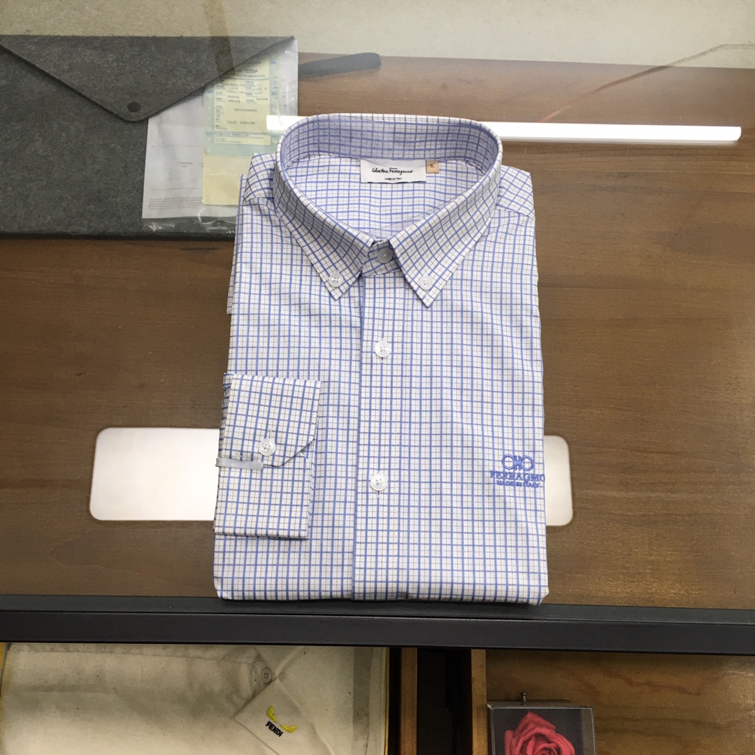 NO:508349,[New Product] [SF/Fila] Business and Casual Checker Long Sleeve Shirt!  The high-end fashion aesthetic design combined with three-dimensional cut style makes it more comfortable and ornamental. The top Swiss ALUMO Arum company selected 120 pure cotton woven fine plaid fabrics, which have been processed without ironing. The fabric has a high texture and comfort, excellent gloss, excellent skin-friendliness and breathability, and the texture exudes a sense of luxury and gorgeousness!  The high-quality buttons selected for the details of the auxiliary materials are excellent, with exquisite letters engraved on them, showing a sense of high quality. The design dots Fila's signature product must be released every season. In the cycle of each season, the design tone continues the new season, bringing the Italian urban noble minimalist style to the extreme, and the chest is still decorated with a classic and iconic brand logo. It uses brand new metal to make embellishments, which belongs to the soul-style existence, simple and atmospheric visual experience, without aesthetic fatigue and outdated worries. Minimalism is the most advanced fashion expression!  This shirt is perfect in terms of design, fabric, craftsmanship, details and appearance!  Business casual shirts are indispensable items for every man. A top-quality and high-end shirt is always a rare item for men and a very investment-oriented item. It is a magic weapon for wardrobe and dominates a variety of occasions. Business workplaces, dinner parties, high-end activities, etc. can perform very well!  Size M-3XL (38-42) Size 39 Shoulder width 44.5 Bust 104 Sleeve length 62.5 Clothes length 76, Shirts,alexander wang19860909【新品】【SF/菲拉】 商务休闲格纹长袖衬衫！ 版型高端的时尚美学设计结合立体裁剪的版型,使穿着更具舒适性和观赏性. 面料甄选的顶级瑞士ALUMO阿鲁姆公司120支纯棉色织细格纹面料,经过免烫工艺处理,面料质感与舒适度极高,光泽度极好,亲肤性与透气性绝佳,肌理透着高级奢华感和华丽感！ 辅料细节甄选的上等纽扣,细节颇为出色,上面镌刻有精美字母,尽显高级感. 设计点菲拉每季必出的招牌单品,在每一季轮回,新一季仍然延续的设计基调,将意式的都市高贵极简风发挥到极致,胸前依然饰有经典标志性的品牌LOGO,运用全新的金属制造点缀,属于灵魂式的存在,简洁大气视觉体验,无审美疲劳感和过气的担忧,极简才是最高级的时尚表达！ 该款衬衫无论从设计、面料、工艺、细节、品相方面都非常完美！商务休闲衬衫属于每个男人不可或缺的单品,一款上等且高级的衬衫,对于男人来说永远是稀缺品,亦是非常具有投资意义的单品,属于衣橱必备的法宝利器,主导着多种场合,商务职场、晚宴派对、高端活动等都可以表现非常出色！ 尺码M-3XL(38-42) 39码 肩宽44.5 胸围104 袖长62.5 衣长76,,shirts,alexander wang,Men's clothing