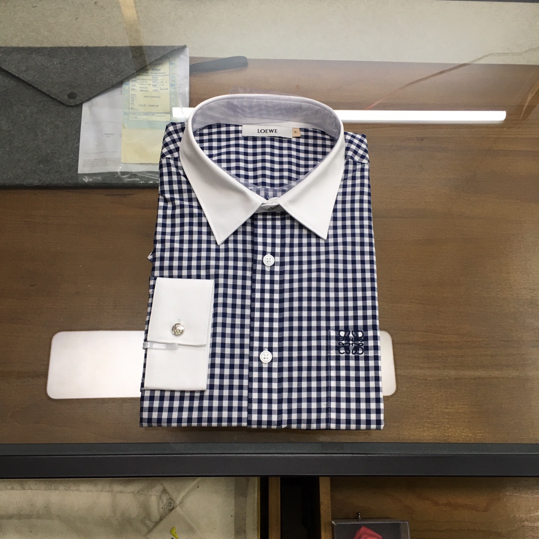 NO:508358,[New Shirt] [LOE*WE/Luo*Yiwei] 25 spring fashion long-sleeved shirt!  The high-end fashion aesthetic design combined with three-dimensional cut style makes it more comfortable and ornamental. The top Swiss ALUMO Arum company selected 100 pure cotton plaid fabrics have been processed without ironing. The fabric has a high texture and comfort, excellent gloss, excellent skin-friendliness and breathability, and the texture exudes a sense of luxury and gorgeousness!  The detailed buttons of auxiliary materials are natural deep-sea shell buckles. Each piece has a unique pattern and a very good luster. The design point is LOEWE aesthetic design, and its exquisite handicrafts and design sense subvert modern aesthetics!  It uses classic brand elements and perfectly follows Luo Yiwei's essence and genes. From the main fabric to the detailed craftsmanship, it all demonstrates the ingenuity of quality. The chest is decorated with a classic iconic brand embroidery body, and the splicing design of large and small plaids shows a sense of fashion. The visual style is of quality and tune, and it is a soul-like identity display!  The details show craftsmanship everywhere, and the splicing design of large and small plaids shows a sense of fashion, enhancing the overall vision and high-end sense, first-class tailoring, impeccable styling, a must-go to quality control and shirt control, an excellent tool for styling when going out, a unique type on the market, and a high-profile return rate!  Size 38-42 Size 39 Shoulder width 44.5 Bust 104 Sleeve length 62.5 Clothes length 76, loewe,shirts,alexander wang19860909【新品衬衫】【LOE*WE/罗*意威】 25春时装款长袖衬衫！ 版型高端的时尚美学设计结合立体裁剪的版型,使穿着更具舒适性和观赏性. 面料甄选的顶级瑞士ALUMO阿鲁姆公司100支纯棉色织格纹面料,经过免烫工艺处理,面料质感与舒适度极高,光泽度极好,亲肤性与透气性绝佳,肌理透着高级奢华感和华丽感！ 辅料细节纽扣为天然深海贝壳扣,每粒都有着独一无二的纹路,光泽感极好. 设计点LOEWE美学设计,其精湛的手工艺及设计感颠覆了现代审美！运用了经典的品牌元素,完美沿袭了罗*意威的精髓与基因,从主体面料到细节工艺,无不彰显出品质的匠心所在,胸前饰有经典标志性品牌刺绣体,大小格纹的拼接设计,尽显时髦感,视觉画风有品有调,属于灵魂式的身份彰显！ 细节处处尽显匠心,大小格纹的拼接设计,尽显时髦感,提升了整体视觉以及高级感,剪裁一流,造型效果无可挑剔,品控族与衬衫控族必入的类型,出街拗造型绝佳利器,市面独一无二,回头率爆表的类型！ 尺码38-42 39码 肩宽44.5 胸围104 袖长62.5 衣长76,,loewe,shirts,alexander wang,Men's clothing