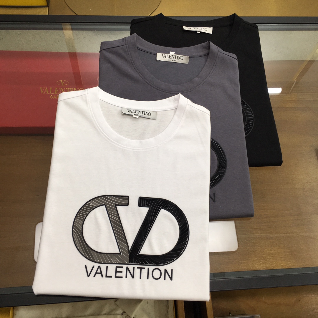 NO:508357,New product 'VLTN...' The new spring and summer new first-time counter has the latest short-sleeved round-neck T-shirt, high-end customization, avant-garde and fashionable design!  Brand logo heavy craft design, high-end customized double mercerized fabric, soft feel, comfortable to wear, exquisite counter-level car line, fine workmanship, invincible and handsome upper body effect!  A must-have item for handsome men!  Fatty Gospel - Three colors as shown in the picture Number of codes M-5XL (maximum 6xl can wear 230 catties), T-shirt,tees, t-shirt,alexander wang19860909新品 《VLTN...》 春夏新款首发专柜最新款短袖圆领T恤 高端订制 设计前卫时尚！品牌logo重工艺设计 高端定制双丝光面料.手感柔软.穿着舒适.专柜级别精致车线.做工精细.上身效果无敌帅气！型男必备单品！胖子福音-- 三色如图 码数 M-5XL(最大6xl可穿230斤),,T-shirt,tees，t-shirt,alexander wang,Men's clothing