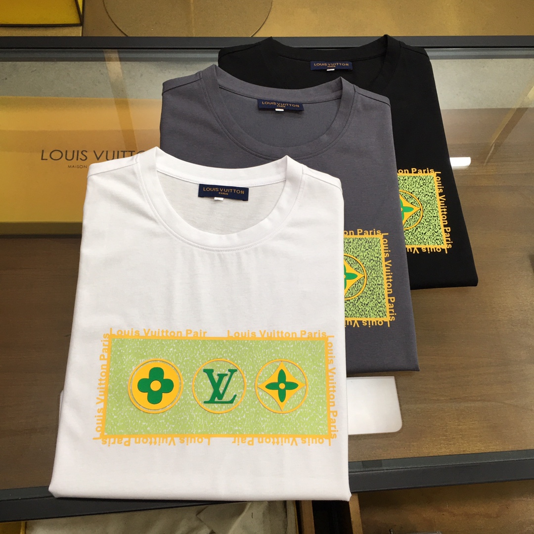 NO:508363,New product 'L.v...' The new spring and summer new style first-time counter has the latest short-sleeved round-neck T-shirt, high-end customization, avant-garde and fashionable design!  Brand logo heavy craft design, high-end customized double mercerized fabric, soft feel, comfortable to wear, exquisite counter-level car line, fine workmanship, invincible and handsome upper body effect!  A must-have item for handsome men!  Fatty Gospel - Three colors as shown in the picture Number of codes M-5XL (maximum 6xl can wear 230 catties), T-shirt,tees, t-shirt,alexander wang19860909新品 《L.v...》 春夏新款首发专柜最新款短袖圆领T恤 高端订制 设计前卫时尚！品牌logo重工艺设计 高端定制双丝光面料.手感柔软.穿着舒适.专柜级别精致车线.做工精细.上身效果无敌帅气！型男必备单品！胖子福音-- 三色如图 码数 M-5XL(最大6xl可穿230斤),,T-shirt,tees，t-shirt,alexander wang,Men's clothing