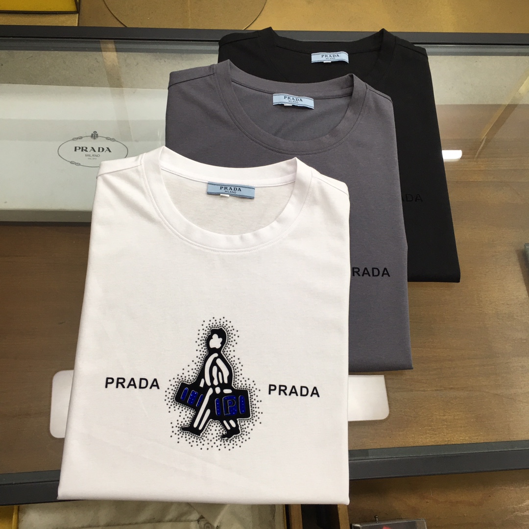 NO:508387,New product 'Prad' The latest short-sleeved round-neck T-shirt in the first spring and summer first-time counter, high-end customization, avant-garde and fashionable design!  Brand logo heavy craft design, high-end customized double mercerized fabric, soft feel, comfortable to wear, exquisite counter-level car line, fine workmanship, invincible and handsome upper body effect!  A must-have item for handsome men!  Gospel of Fatty - Three colors as shown in the picture Number of codes M-5XL (maximum 6xl can wear 230 catties), prada, T-shirt,tees, t-shirt,alexander wang19860909新品 《Prad》 春夏新款首发专柜最新款短袖圆领T恤 高端订制 设计前卫时尚！品牌logo重工艺设计 高端定制双丝光面料.手感柔软.穿着舒适.专柜级别精致车线.做工精细.上身效果无敌帅气！型男必备单品！胖子福音-- 三色如图 码数 M-5XL(最大6xl可穿230斤),,prada,T-shirt,tees，t-shirt,alexander wang,Men's clothing