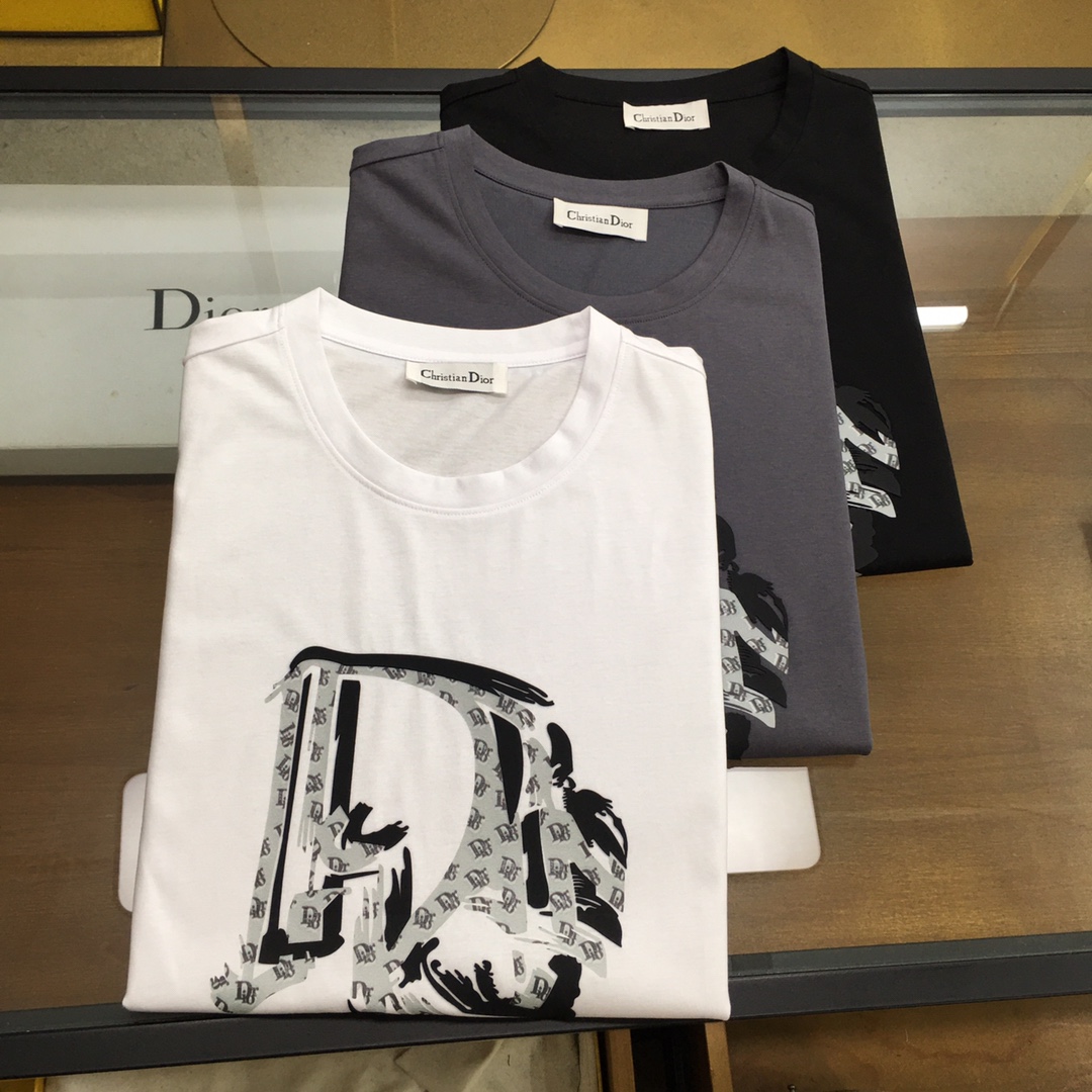 NO:508375,New product 'Dio...r' The new spring and summer new first-time counter has the latest short-sleeved round-neck T-shirt, high-end customization, avant-garde and fashionable design!  Brand logo heavy craft design, high-end customized double mercerized fabric, soft feel, comfortable to wear, exquisite counter-level car line, fine workmanship, invincible and handsome upper body effect!  A must-have item for handsome men!  Gospel of Fatty - Three colors as shown in the picture Number of codes M-5XL (maximum 6xl can wear 230 catties), dior, T-shirt,tees, t-shirt,alexander wang19860909新品 《Dio...r》 春夏新款首发专柜最新款短袖圆领T恤 高端订制 设计前卫时尚！品牌logo重工艺设计 高端定制双丝光面料.手感柔软.穿着舒适.专柜级别精致车线.做工精细.上身效果无敌帅气！型男必备单品！胖子福音-- 三色如图 码数 M-5XL(最大6xl可穿230斤),,dior,T-shirt,tees，t-shirt,alexander wang,Men's clothing