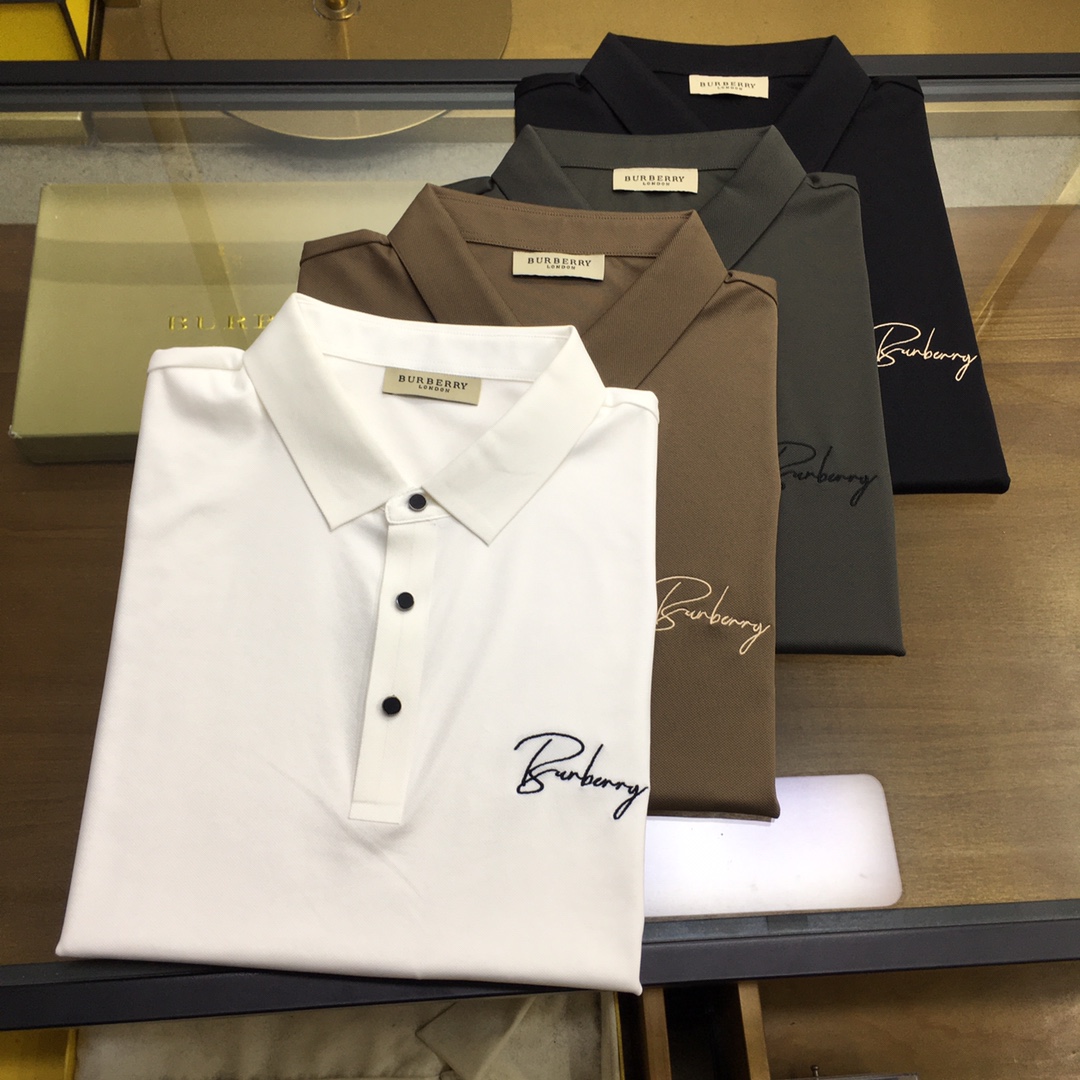 NO:510664,New product [Burber...y] High-end Polo 2025SS Spring and Summer New Product Go Fashion and Casual Lapel T-shirt, Selected High-quality Tennis Cool Fabric, Stainless Cutting Process, Exquisite Logo Design Logo on the chest, Customer-supplied hardware and accessories, Simple and easy to match, a must-have item for casual business men!  SizeM-4XL [Please report height and weight by placing an order], burberry,tees, t-shirt,alexander wang19860909新品【Burber...y】高端Polo 2025SS春夏新品 Go 时尚休闲翻领T恤,甄选优质天丝凉爽面料,无痕切割工艺,胸前密针精致logo设计标识,客供订织五金辅料,简约易搭配,休闲商务男人必备单品！ SizeM-4XL【下单请报身高体重】,,burberry,tees，t-shirt,alexander wang,Men's clothing