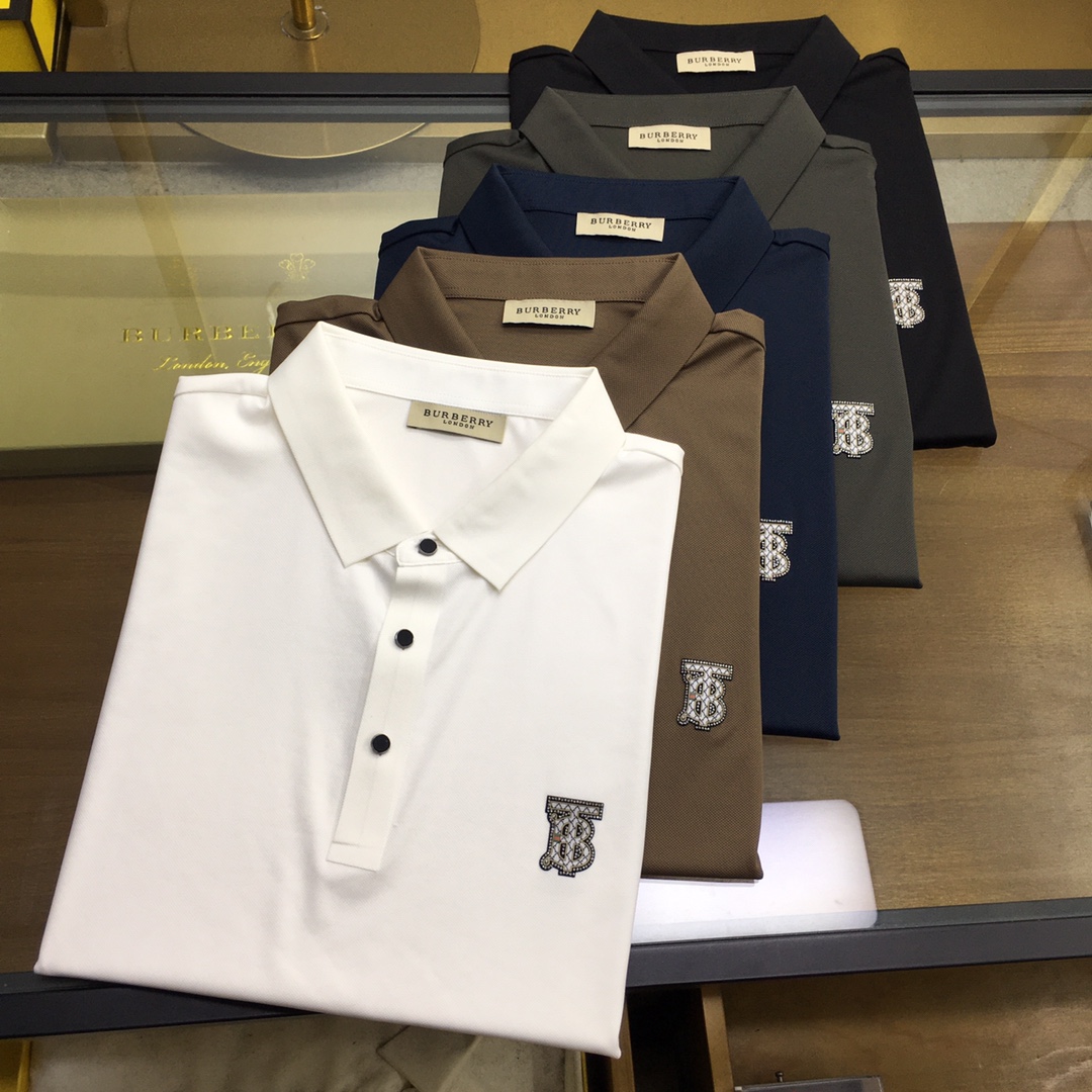 NO:510691,New product [Burber...y] High-end Polo 2025SS Spring and Summer New Product Go Fashion and Casual Lapel T-shirt, Selected High-quality Tennis Cool Fabric, Stainless Cutting Process, Exquisite Logo Design Logo on the chest, Customer-supplied hardware and accessories, Simple and easy to match, a must-have item for casual business men!  SizeM-4XL [Please report height and weight by placing an order], burberry,tees, t-shirt,alexander wang19860909新品【Burber...y】高端Polo 2025SS春夏新品 Go 时尚休闲翻领T恤,甄选优质天丝凉爽面料,无痕切割工艺,胸前密针精致logo设计标识,客供订织五金辅料,简约易搭配,休闲商务男人必备单品！ SizeM-4XL【下单请报身高体重】,,burberry,tees，t-shirt,alexander wang,Men's clothing