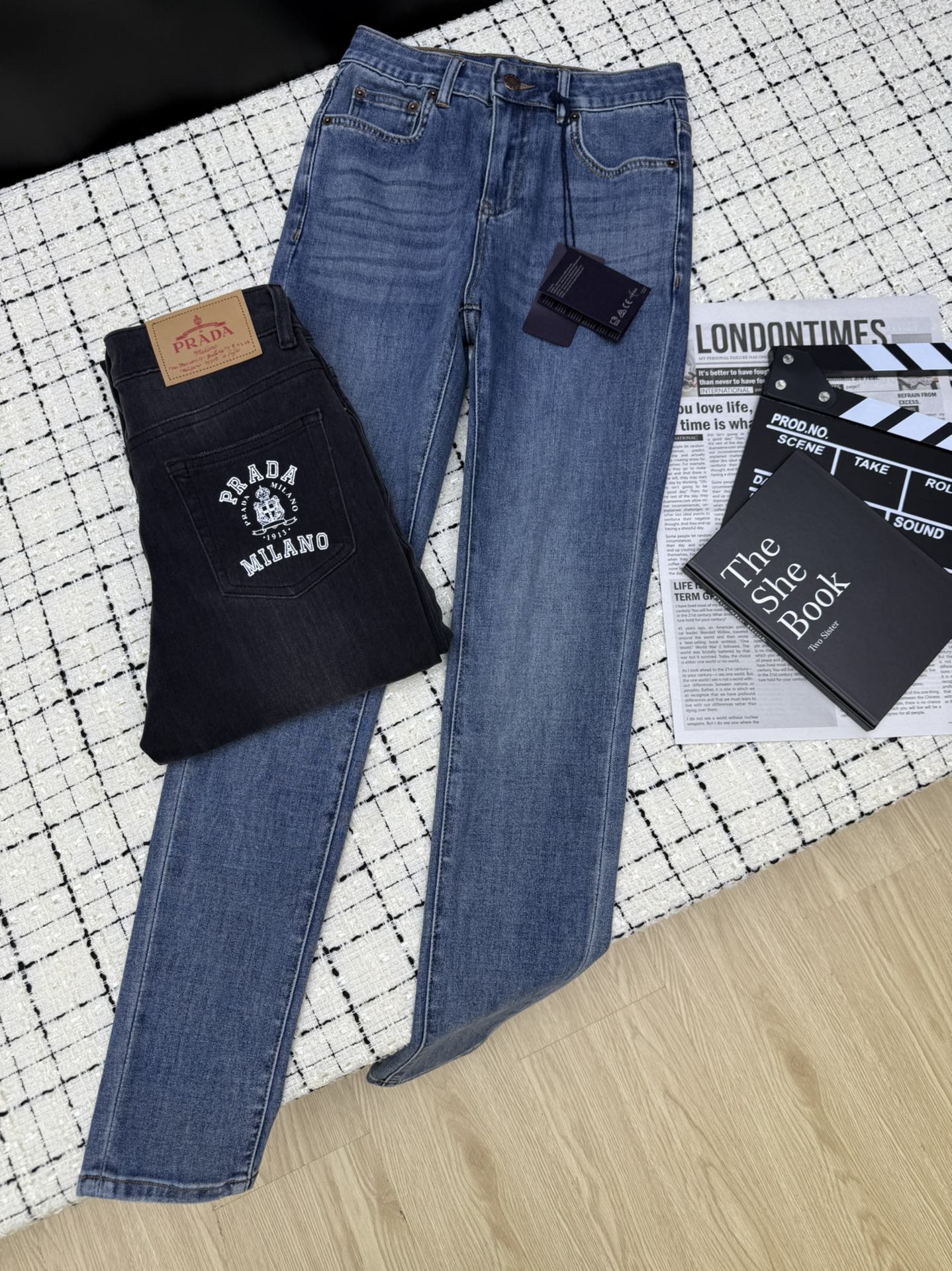 NO:331407,versatile series Prad*25 new model, back pocket printed small foot jeans, this is the one that you want to slim your legs, giving you versatile and slim legs, the whole design is very simple, back pocket printed embellishment, details are very good, the fabric is elastic, slim and not tight, gray and comfortable, two colors 26-27-28-29-30.,,prada,jeans,alexander wang19860909百搭款系列 Prad*25新款 后口袋印花小脚牛仔裤 想要瘦腿就是这一条了 给你百搭又能瘦腿 整个设计很简洁 后背口袋印花点缀 细节很到位 面料带有弹性 修身不紧绷灰常舒适 两色26-27-28-29-30.,,prada,jeans,alexander wang,Women's clothing