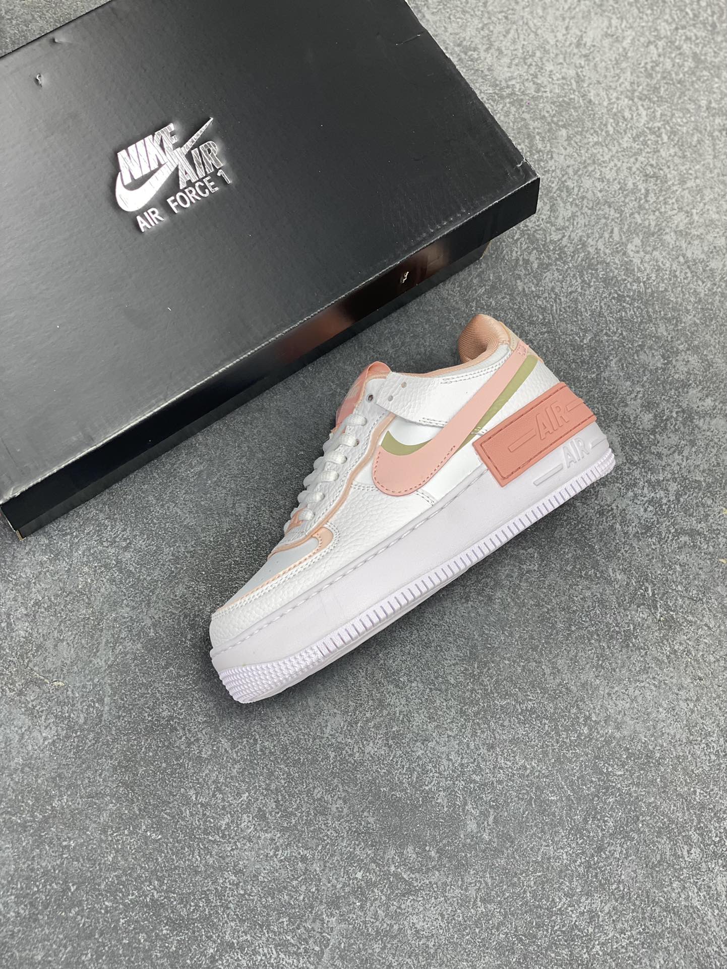 图片[7]-NK Air Force 1 Shadow 轻量增高低帮百搭板鞋\”拼接马卡龙\” 全新少女系解构主义设计双层轻量EVA发泡中底+防滑RB橡胶外圈底鞋底 原楦头原纸板 打造纯正空军版型 专注外贸渠道 全掌内置蜂窝气垫 原盒配件 原厂中底钢印、拉帮完美 货号：CJ1641-101 尺码：35.5 36 36.5 37.5 38 38.5 39 40-选品中心