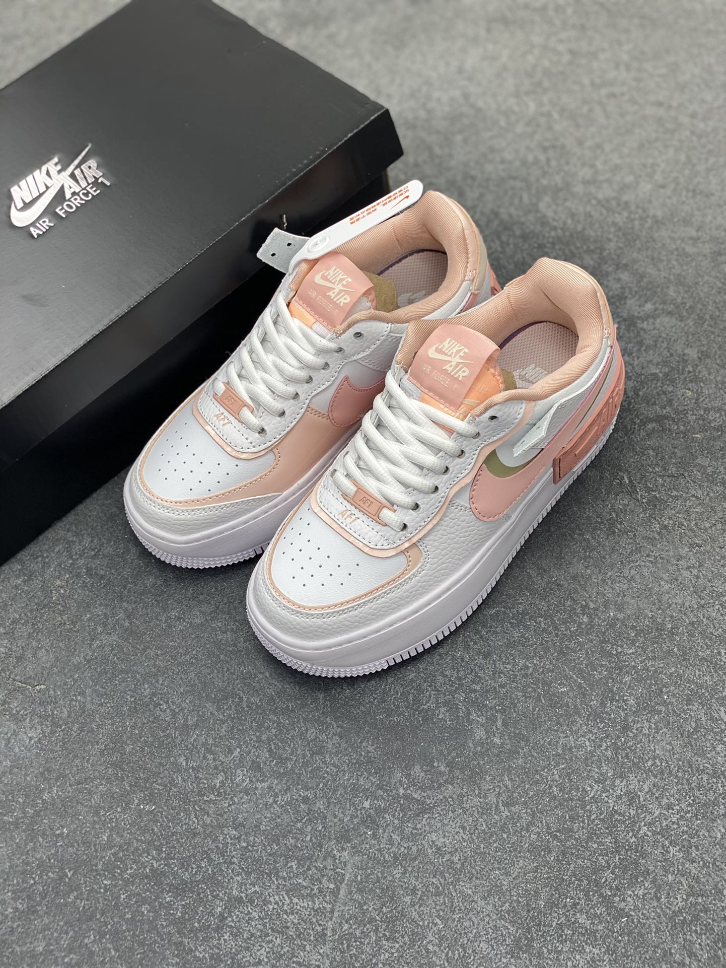 图片[8]-NK Air Force 1 Shadow 轻量增高低帮百搭板鞋\”拼接马卡龙\” 全新少女系解构主义设计双层轻量EVA发泡中底+防滑RB橡胶外圈底鞋底 原楦头原纸板 打造纯正空军版型 专注外贸渠道 全掌内置蜂窝气垫 原盒配件 原厂中底钢印、拉帮完美 货号：CJ1641-101 尺码：35.5 36 36.5 37.5 38 38.5 39 40-选品中心