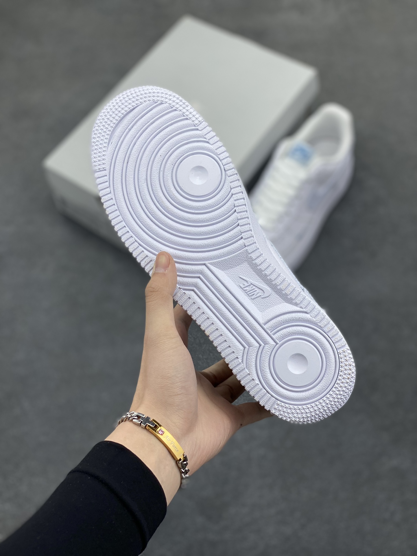 图片[5]-Nk Air Force 1\’07 Low 白月色 空军一号低帮休闲板鞋 原楦头原纸板 打造纯正空军版型#专注外贸渠道 全掌内置蜂窝气垫 #原盒配件 原厂中底钢印、拉帮完美 货号：HV2511-100 尺码：36 36.5 37.5 38 38.5 39 40 40.5 41 42 42.5 43 44 44.5 45-选品中心