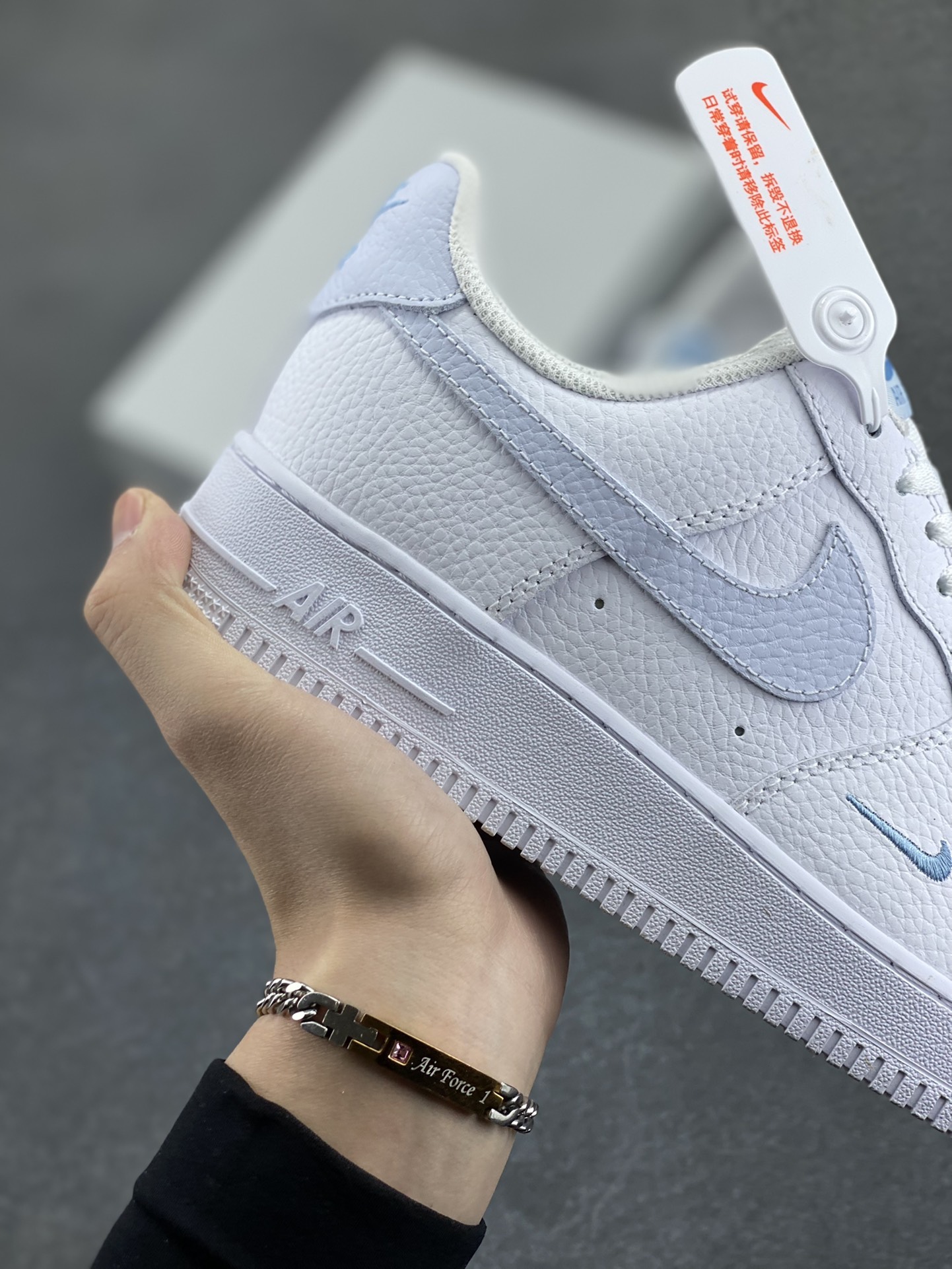 图片[6]-Nk Air Force 1\’07 Low 白月色 空军一号低帮休闲板鞋 原楦头原纸板 打造纯正空军版型#专注外贸渠道 全掌内置蜂窝气垫 #原盒配件 原厂中底钢印、拉帮完美 货号：HV2511-100 尺码：36 36.5 37.5 38 38.5 39 40 40.5 41 42 42.5 43 44 44.5 45-选品中心