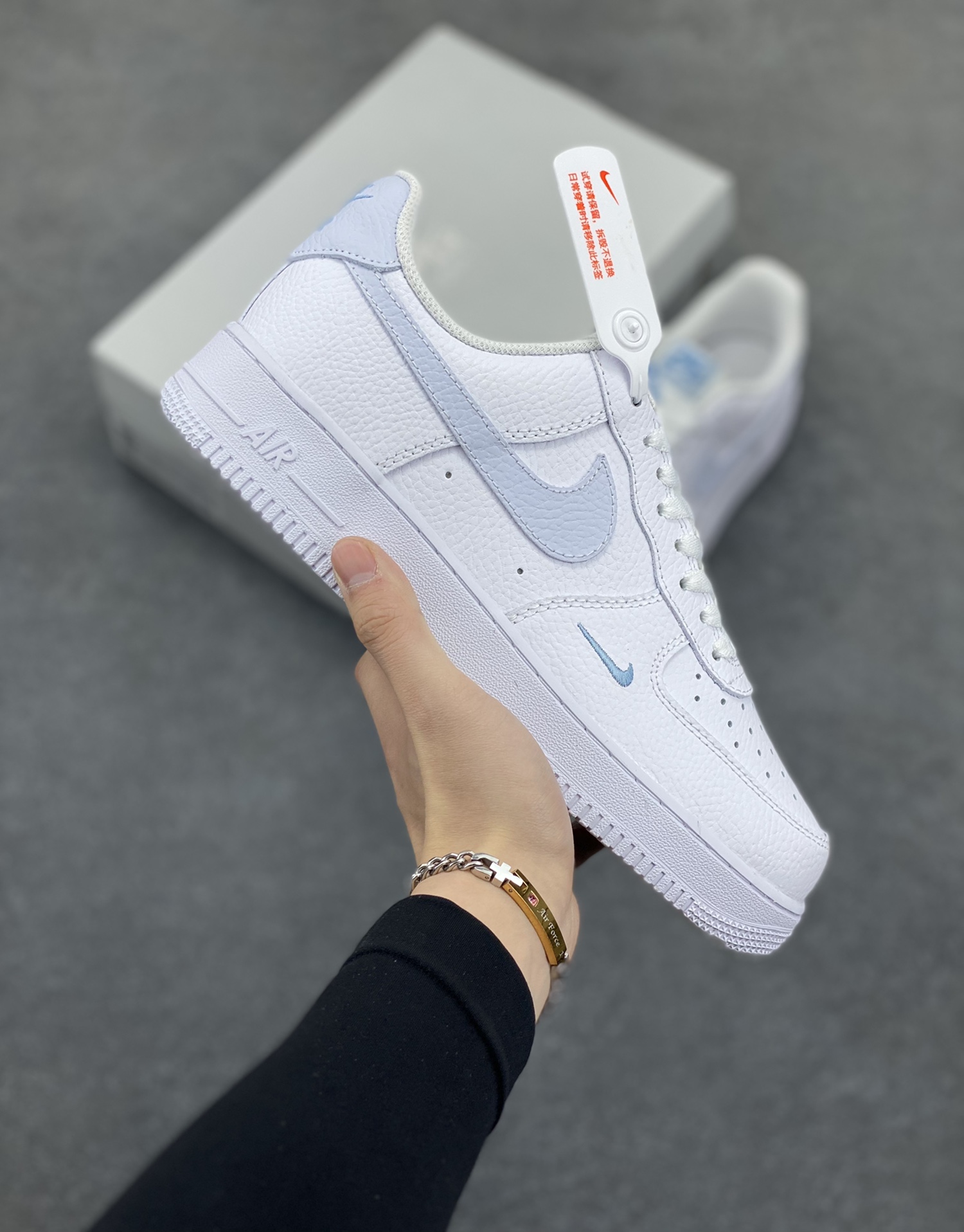 Nk Air Force 1\’07 Low 白月色 空军一号低帮休闲板鞋 原楦头原纸板 打造纯正空军版型#专注外贸渠道 全掌内置蜂窝气垫 #原盒配件 原厂中底钢印、拉帮完美 货号：HV2511-100 尺码：36 36.5 37.5 38 38.5 39 40 40.5 41 42 42.5 43 44 44.5 45-选品中心