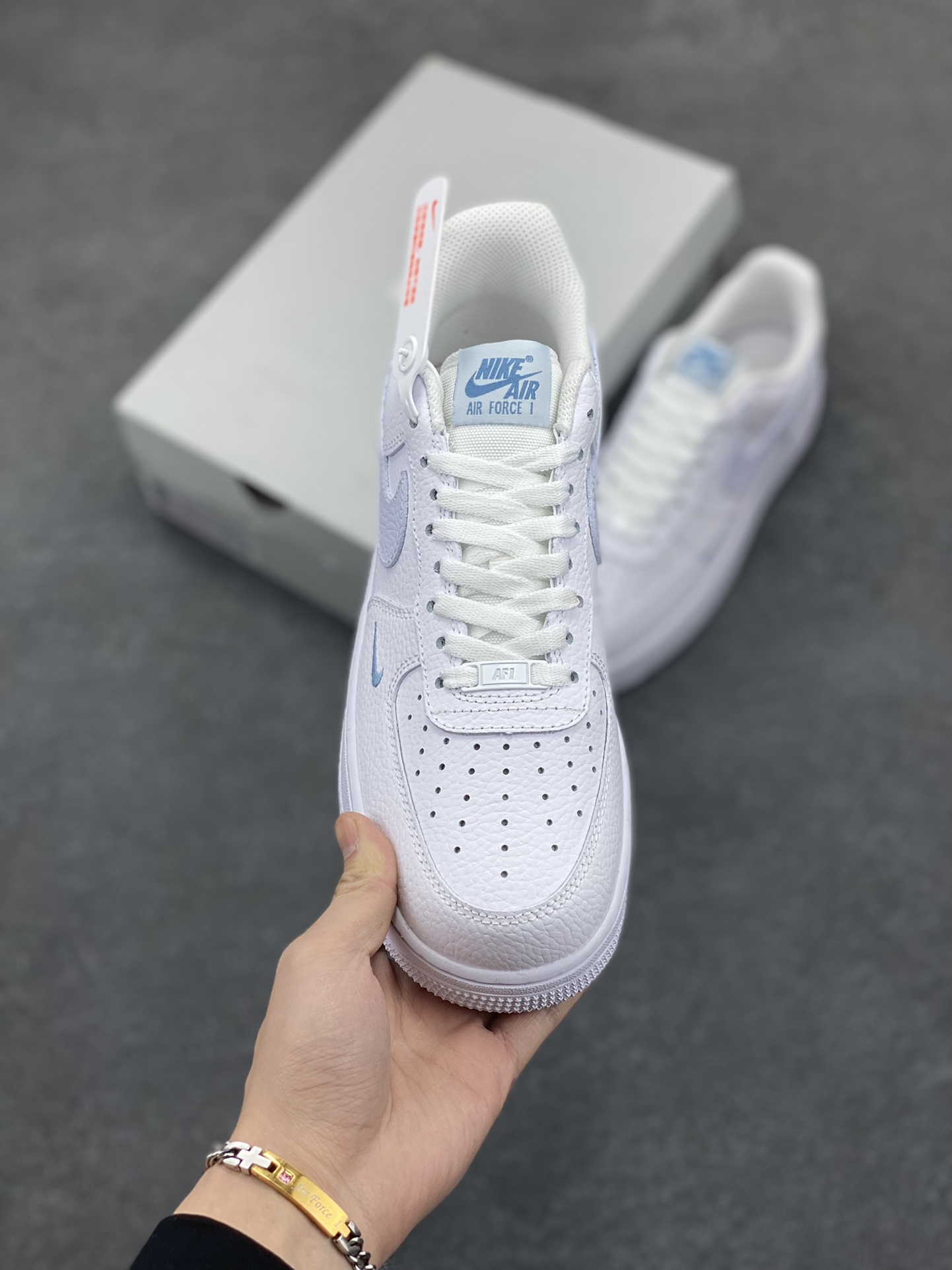 图片[2]-Nk Air Force 1\’07 Low 白月色 空军一号低帮休闲板鞋 原楦头原纸板 打造纯正空军版型#专注外贸渠道 全掌内置蜂窝气垫 #原盒配件 原厂中底钢印、拉帮完美 货号：HV2511-100 尺码：36 36.5 37.5 38 38.5 39 40 40.5 41 42 42.5 43 44 44.5 45-选品中心