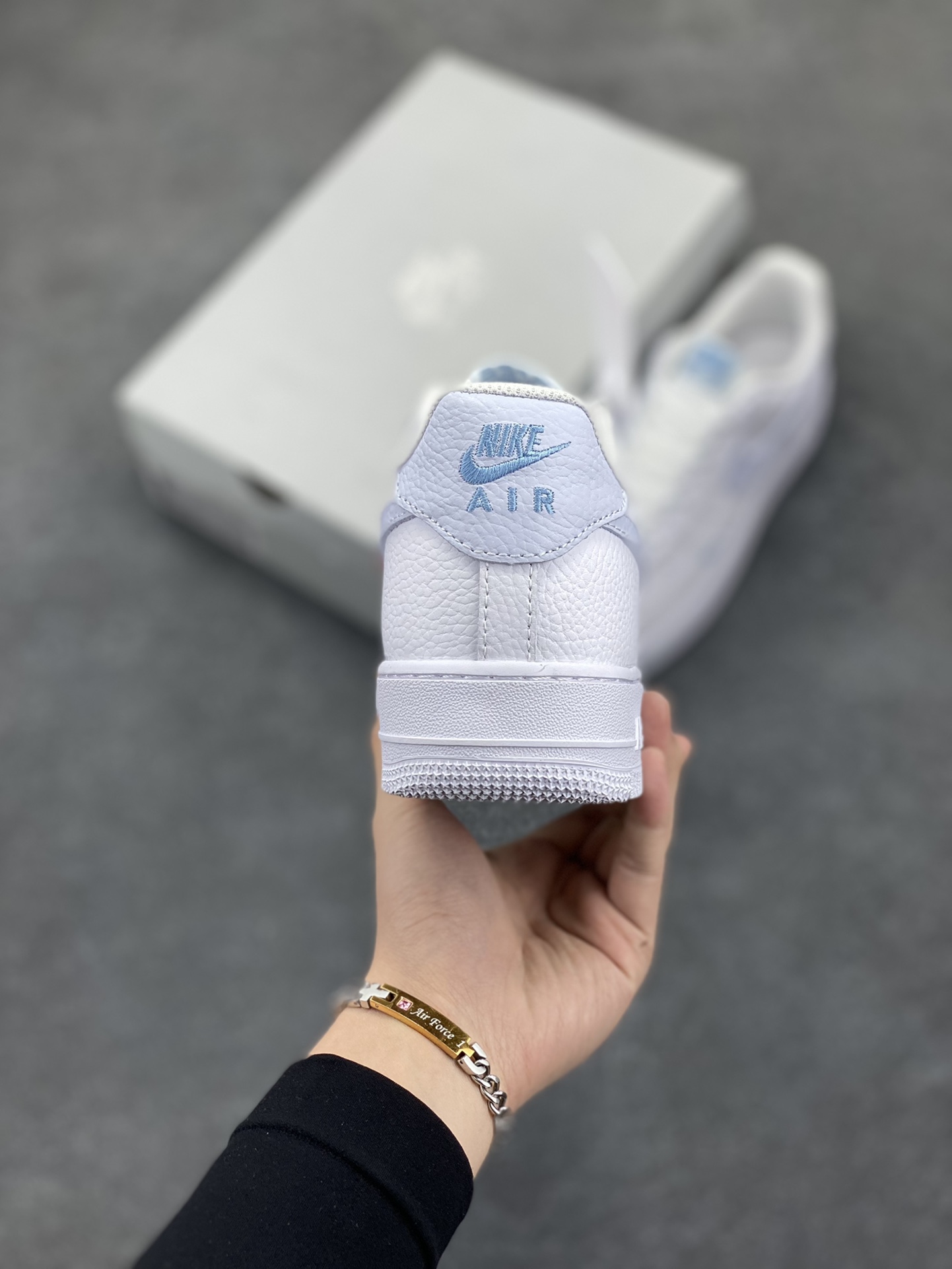 图片[4]-Nk Air Force 1\’07 Low 白月色 空军一号低帮休闲板鞋 原楦头原纸板 打造纯正空军版型#专注外贸渠道 全掌内置蜂窝气垫 #原盒配件 原厂中底钢印、拉帮完美 货号：HV2511-100 尺码：36 36.5 37.5 38 38.5 39 40 40.5 41 42 42.5 43 44 44.5 45-选品中心