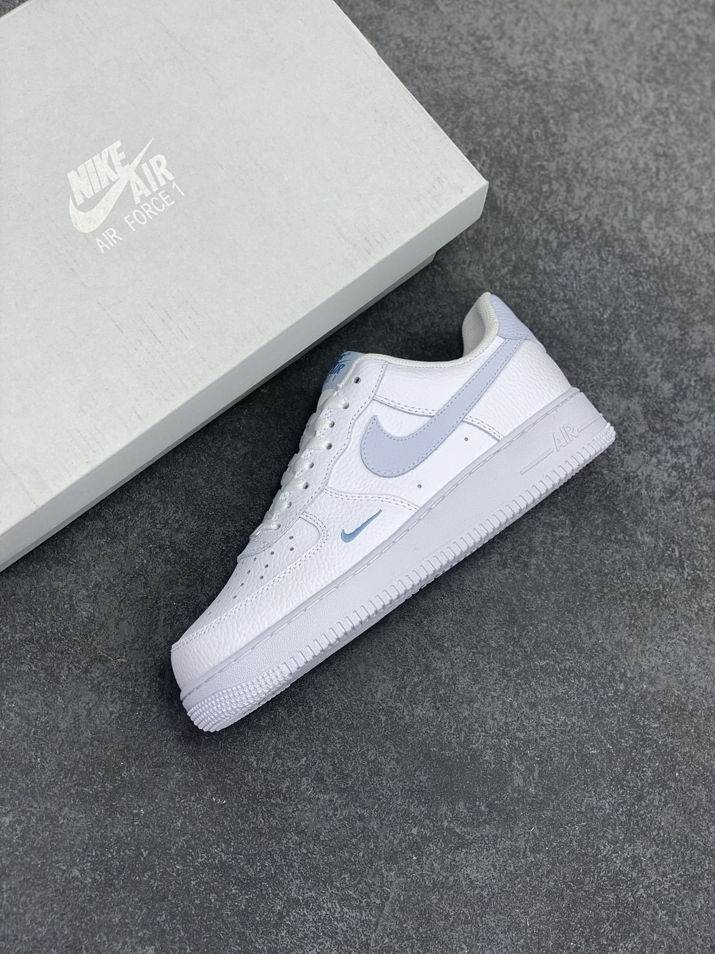 图片[7]-Nk Air Force 1\’07 Low 白月色 空军一号低帮休闲板鞋 原楦头原纸板 打造纯正空军版型#专注外贸渠道 全掌内置蜂窝气垫 #原盒配件 原厂中底钢印、拉帮完美 货号：HV2511-100 尺码：36 36.5 37.5 38 38.5 39 40 40.5 41 42 42.5 43 44 44.5 45-选品中心