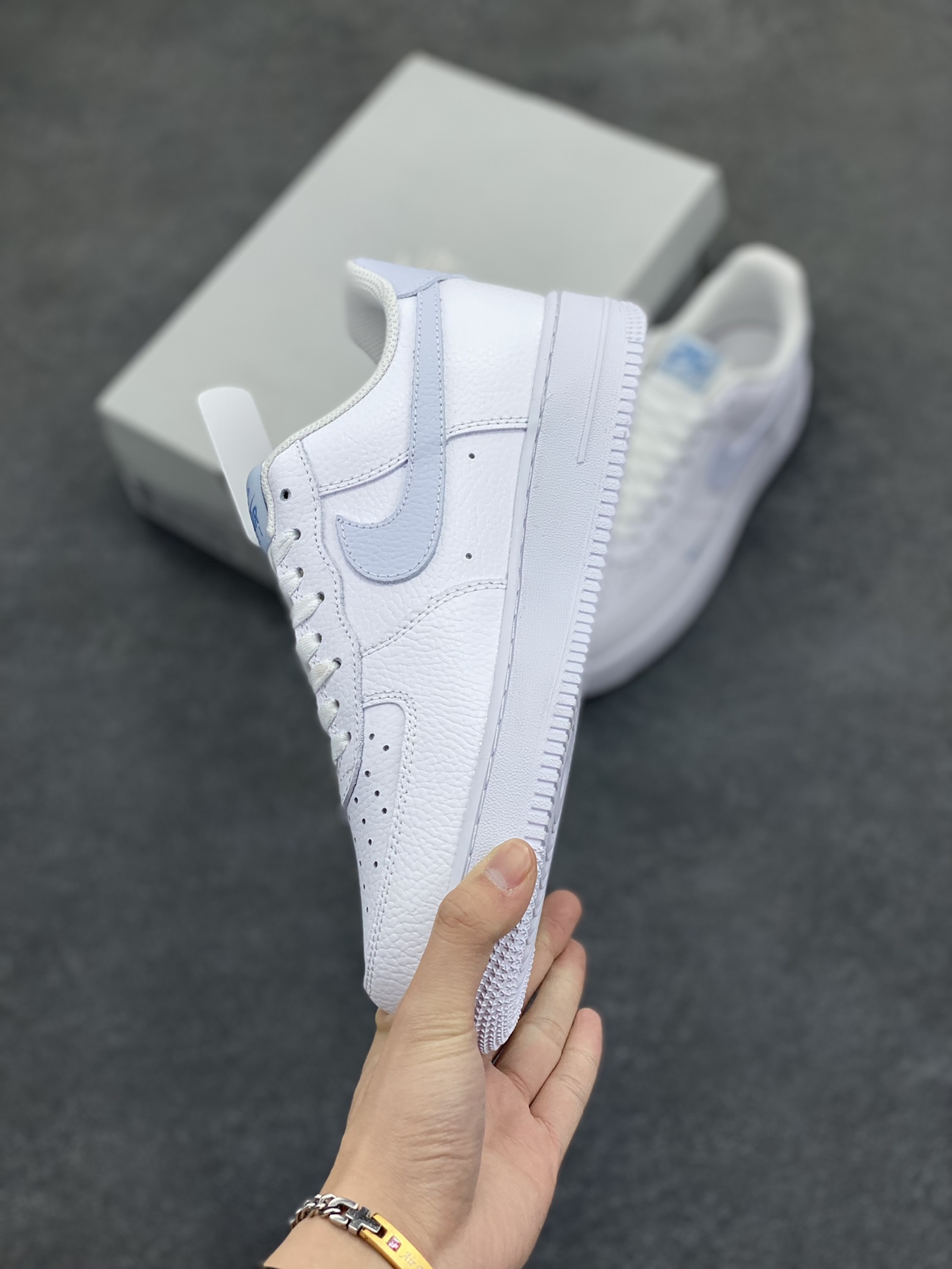 图片[3]-Nk Air Force 1\’07 Low 白月色 空军一号低帮休闲板鞋 原楦头原纸板 打造纯正空军版型#专注外贸渠道 全掌内置蜂窝气垫 #原盒配件 原厂中底钢印、拉帮完美 货号：HV2511-100 尺码：36 36.5 37.5 38 38.5 39 40 40.5 41 42 42.5 43 44 44.5 45-选品中心