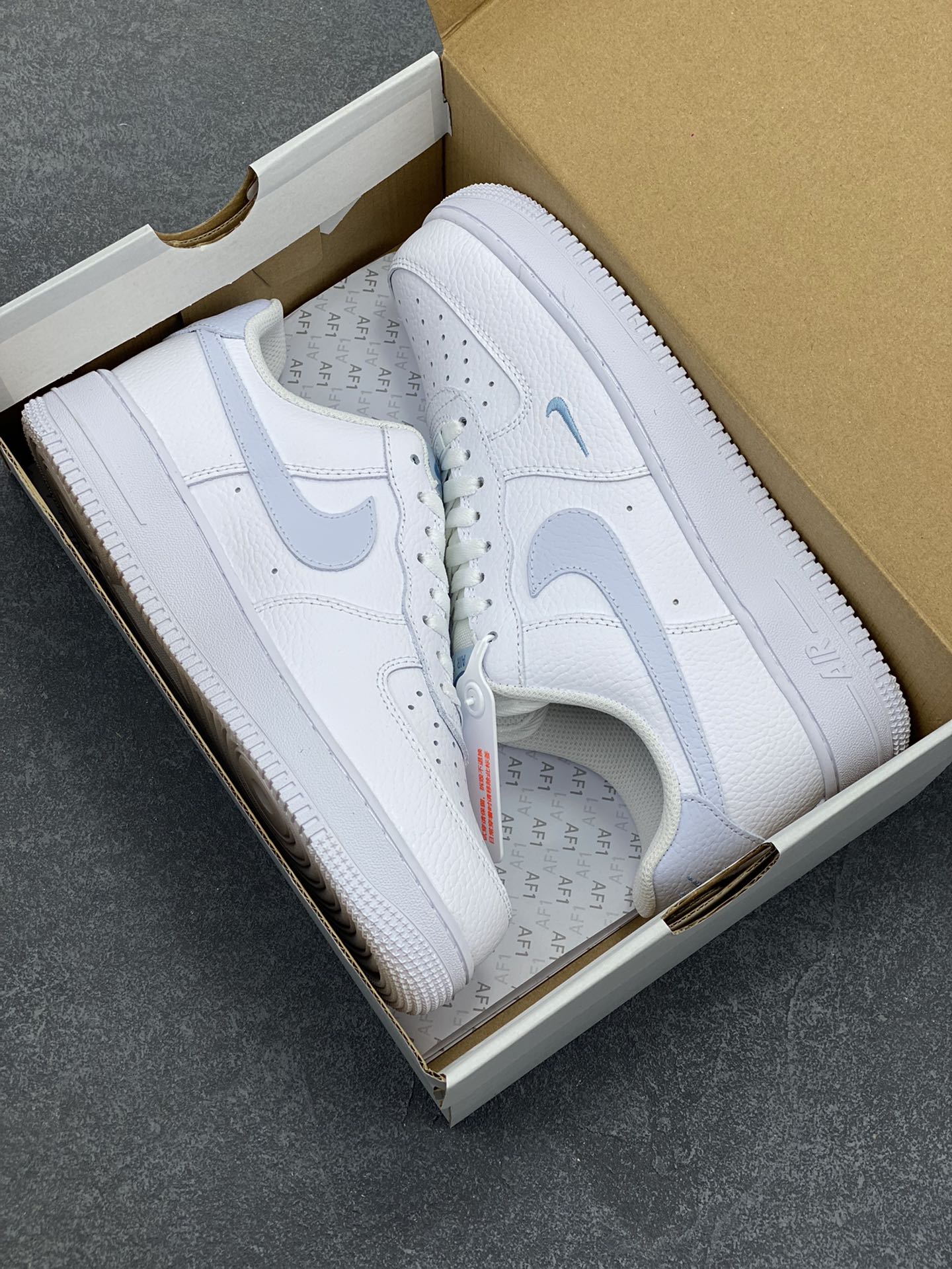 图片[9]-Nk Air Force 1\’07 Low 白月色 空军一号低帮休闲板鞋 原楦头原纸板 打造纯正空军版型#专注外贸渠道 全掌内置蜂窝气垫 #原盒配件 原厂中底钢印、拉帮完美 货号：HV2511-100 尺码：36 36.5 37.5 38 38.5 39 40 40.5 41 42 42.5 43 44 44.5 45-选品中心