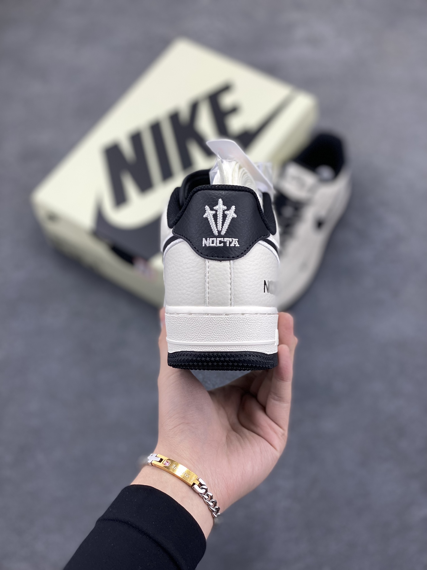 图片[4]-NOCTA×NIke Air Force 1 Low联名经典空军一号低帮休闲板鞋 原楦头原纸板 纯正空军版型 内置全掌气垫 原盒配件 原厂中底钢印 拉帮完美 货号：NO0224-023 尺码：36 36.5 37.5 38 38.5 39 40 40.5 41 42 42.5 43 44 44.5 45-选品中心