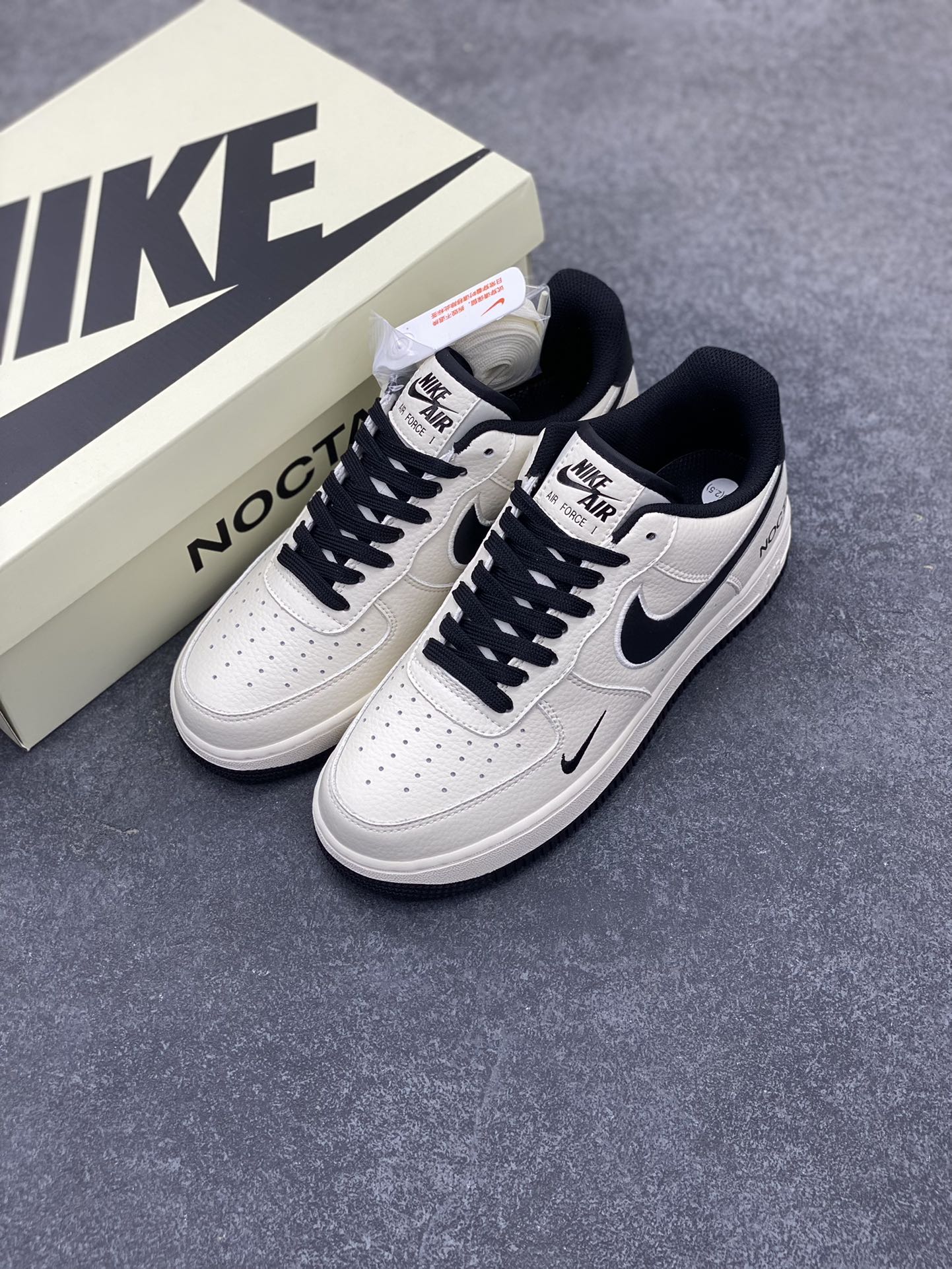 图片[8]-NOCTA×NIke Air Force 1 Low联名经典空军一号低帮休闲板鞋 原楦头原纸板 纯正空军版型 内置全掌气垫 原盒配件 原厂中底钢印 拉帮完美 货号：NO0224-023 尺码：36 36.5 37.5 38 38.5 39 40 40.5 41 42 42.5 43 44 44.5 45-选品中心