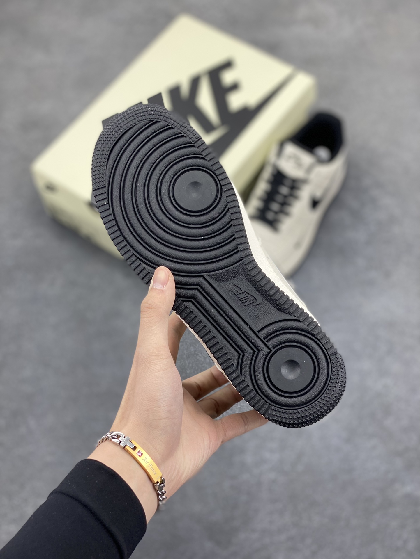 图片[5]-NOCTA×NIke Air Force 1 Low联名经典空军一号低帮休闲板鞋 原楦头原纸板 纯正空军版型 内置全掌气垫 原盒配件 原厂中底钢印 拉帮完美 货号：NO0224-023 尺码：36 36.5 37.5 38 38.5 39 40 40.5 41 42 42.5 43 44 44.5 45-选品中心