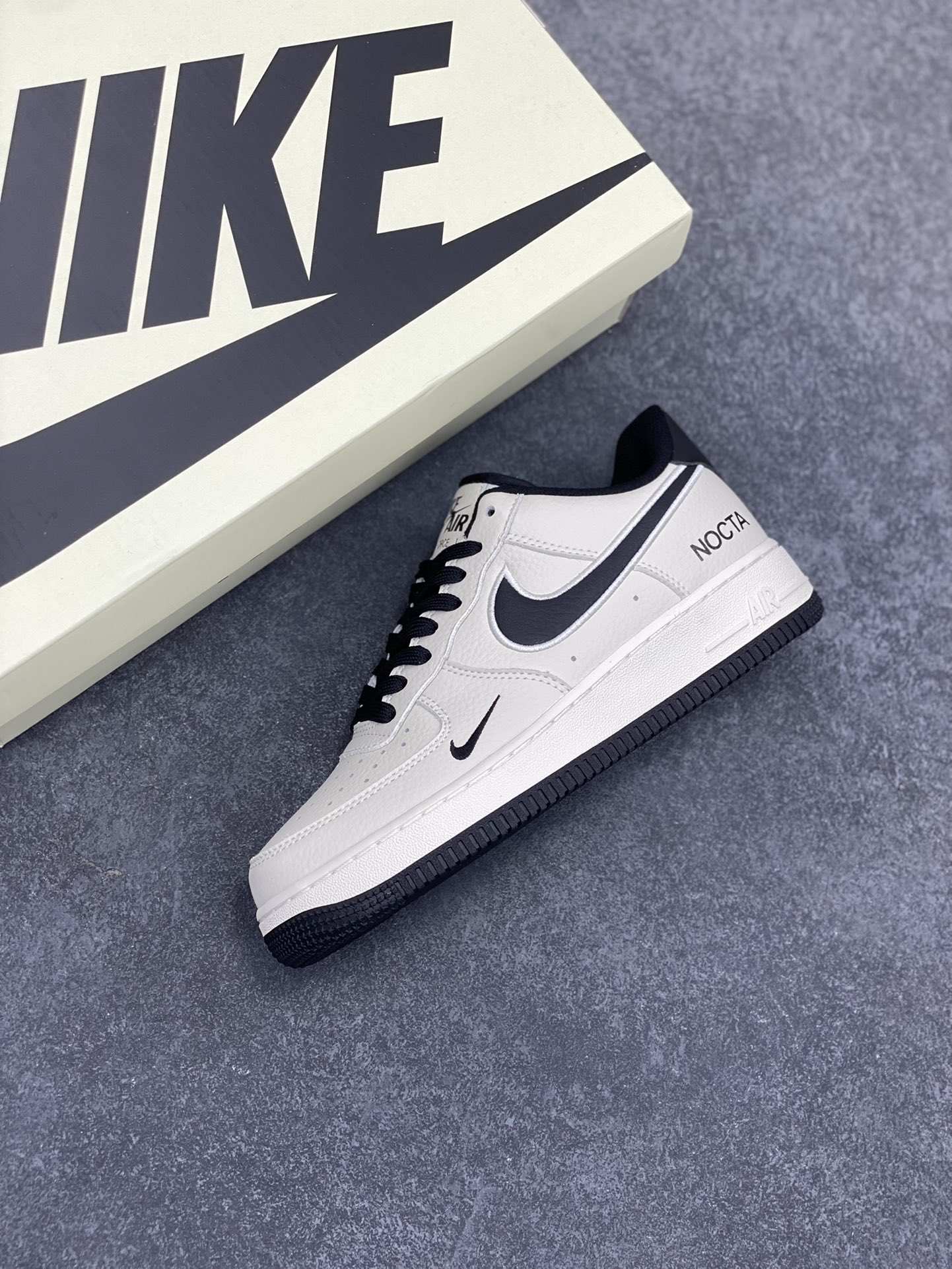 图片[7]-NOCTA×NIke Air Force 1 Low联名经典空军一号低帮休闲板鞋 原楦头原纸板 纯正空军版型 内置全掌气垫 原盒配件 原厂中底钢印 拉帮完美 货号：NO0224-023 尺码：36 36.5 37.5 38 38.5 39 40 40.5 41 42 42.5 43 44 44.5 45-选品中心