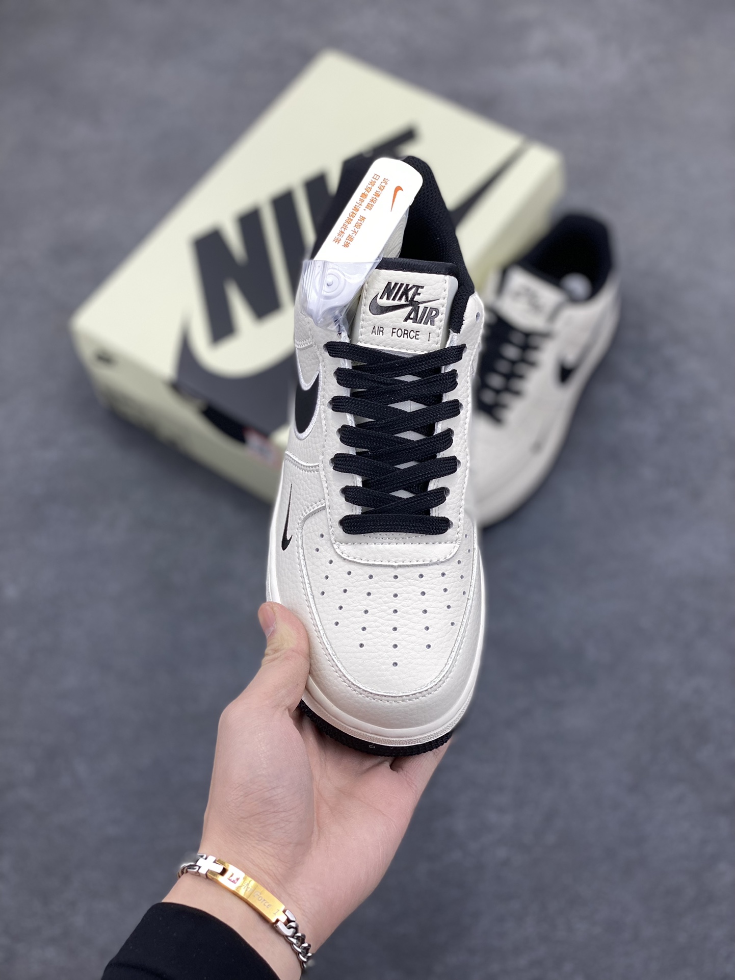 图片[2]-NOCTA×NIke Air Force 1 Low联名经典空军一号低帮休闲板鞋 原楦头原纸板 纯正空军版型 内置全掌气垫 原盒配件 原厂中底钢印 拉帮完美 货号：NO0224-023 尺码：36 36.5 37.5 38 38.5 39 40 40.5 41 42 42.5 43 44 44.5 45-选品中心