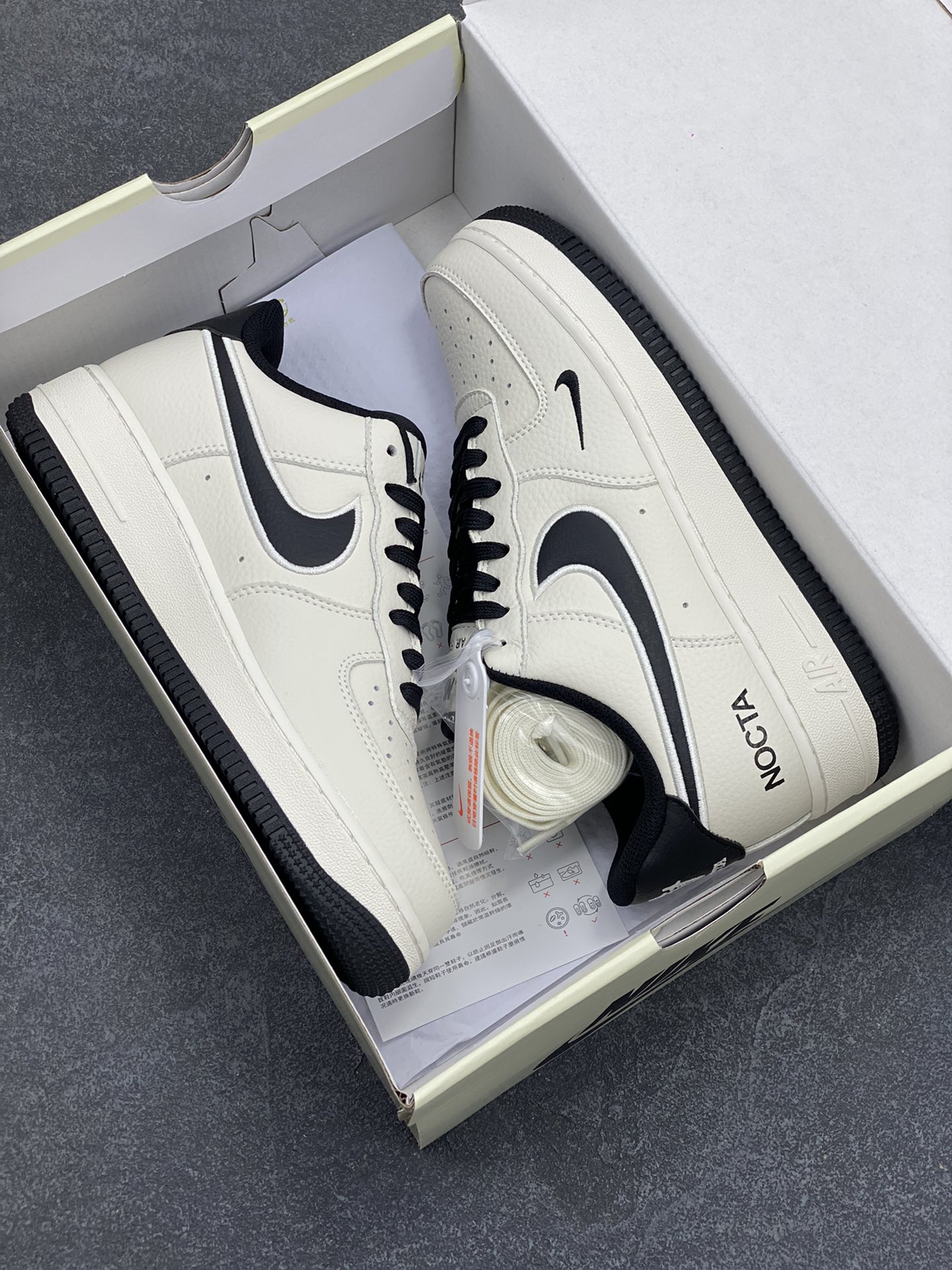 图片[9]-NOCTA×NIke Air Force 1 Low联名经典空军一号低帮休闲板鞋 原楦头原纸板 纯正空军版型 内置全掌气垫 原盒配件 原厂中底钢印 拉帮完美 货号：NO0224-023 尺码：36 36.5 37.5 38 38.5 39 40 40.5 41 42 42.5 43 44 44.5 45-选品中心