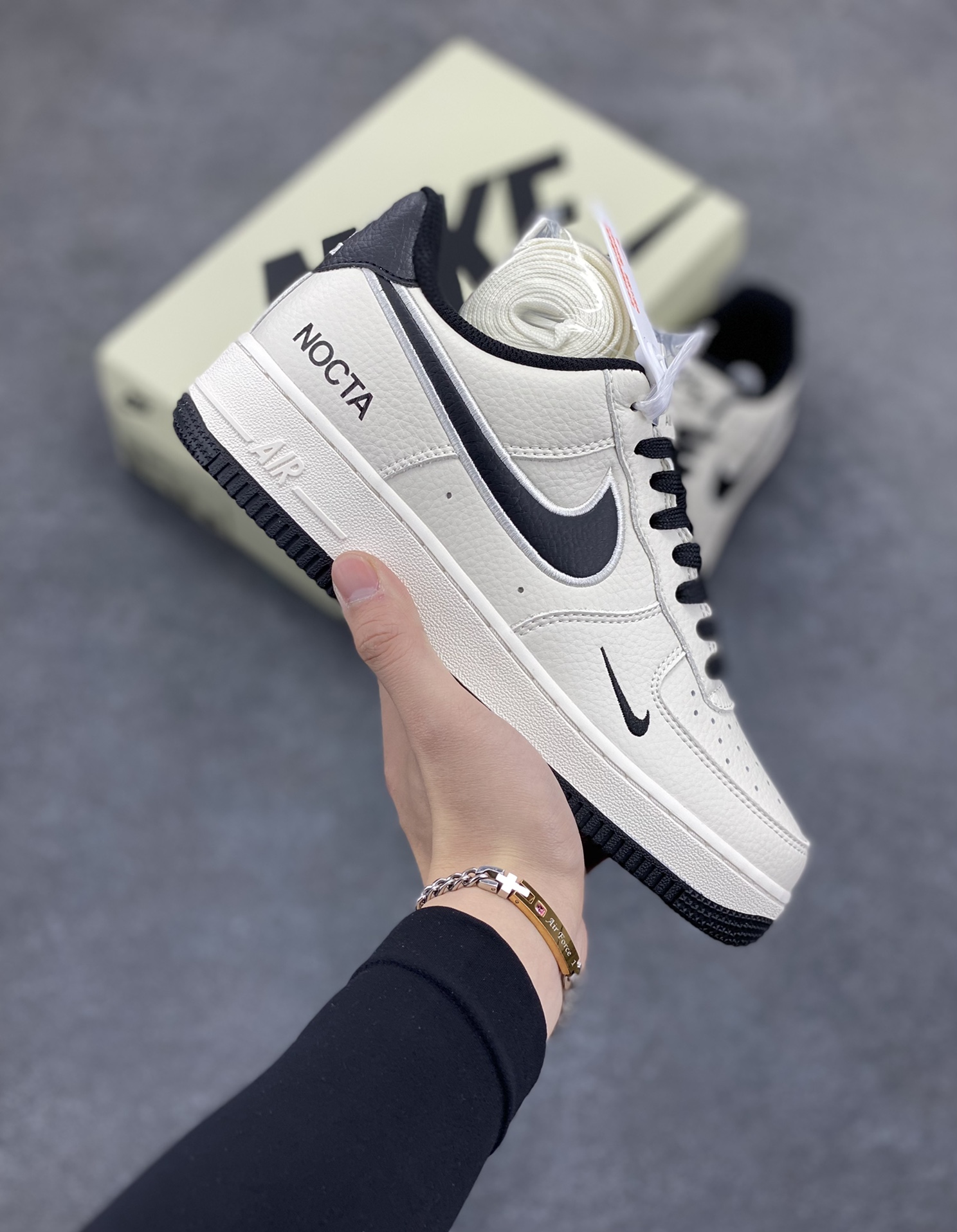 NOCTA×NIke Air Force 1 Low联名经典空军一号低帮休闲板鞋 原楦头原纸板 纯正空军版型 内置全掌气垫 原盒配件 原厂中底钢印 拉帮完美 货号：NO0224-023 尺码：36 36.5 37.5 38 38.5 39 40 40.5 41 42 42.5 43 44 44.5 45-选品中心