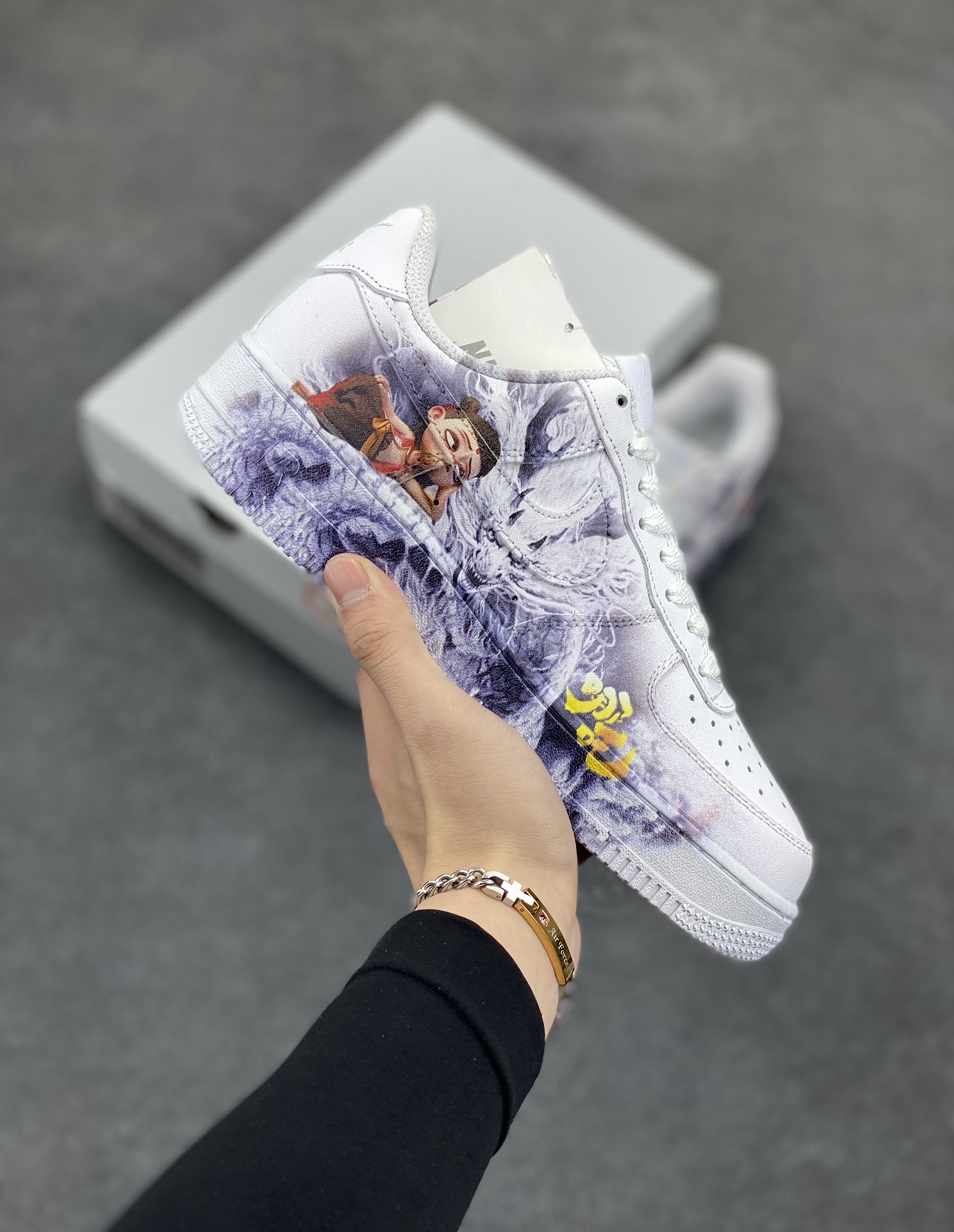 Air Force 1 Low 哪吒手绘涂鸦 原楦头原纸板 打造纯正空军版型 #专注外贸渠道 全掌内置蜂窝气垫 #原盒配件 原厂中底钢印、拉帮完美 货号：CW2288-111 尺码：36 36.5 37.5 38 38.5 39 40 40.5 41 42 42.5 43 44 44.5 45-选品中心