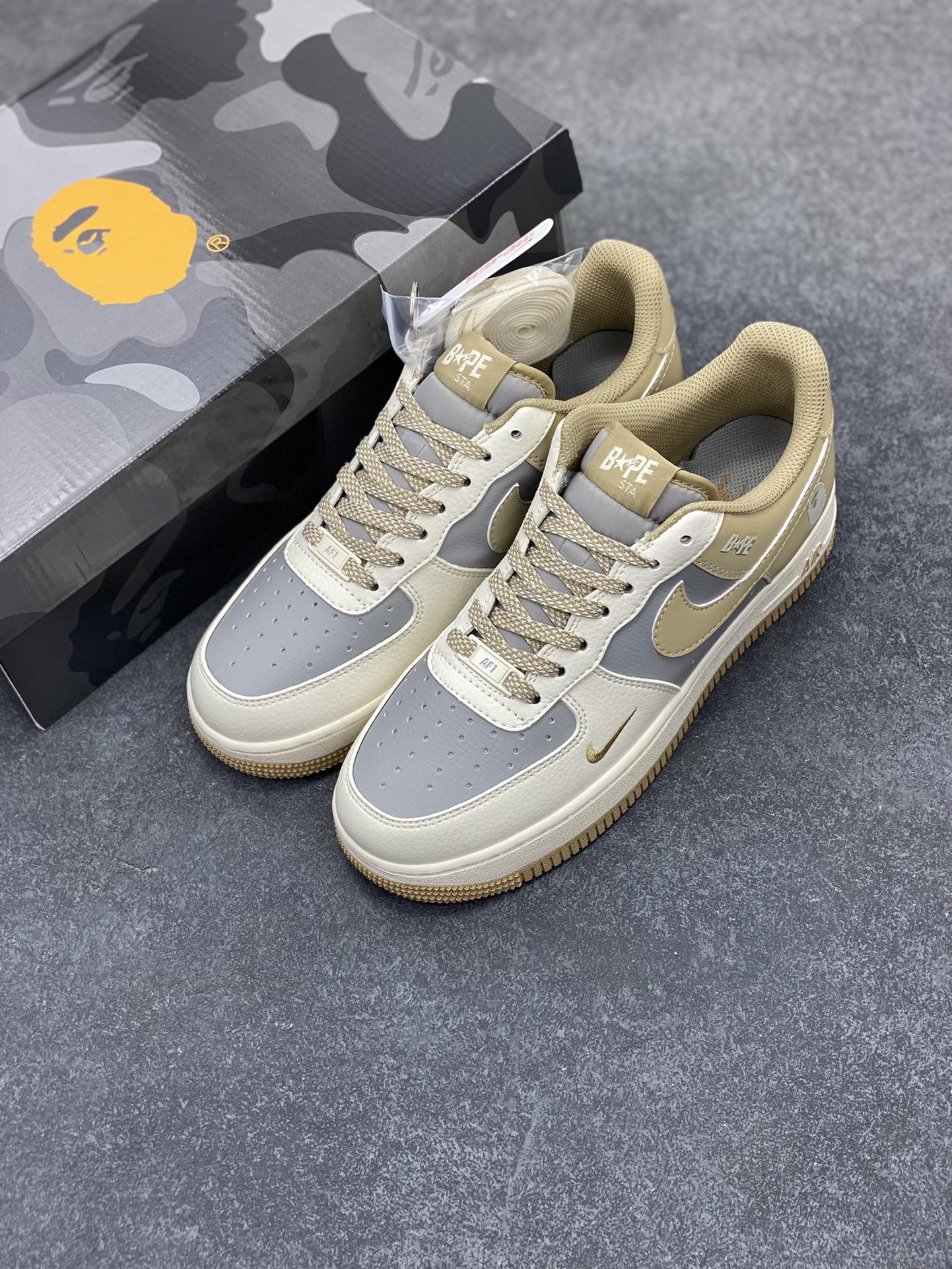 图片[8]-NIke Air Force 1 \’07 Low “Bape联名——卡其米白灰”空军一号 低帮 运动鞋 休闲鞋 折边针车 工艺难度大 原楦头原纸板 原装鞋盒 定制五金配件 内置全掌气垫 原厂鞋底 货号：BB6566-208 尺码：36 36.5 37.5 38 38.5 39 40 40.5 41 42 42.5 43 44 44.5 45-选品中心