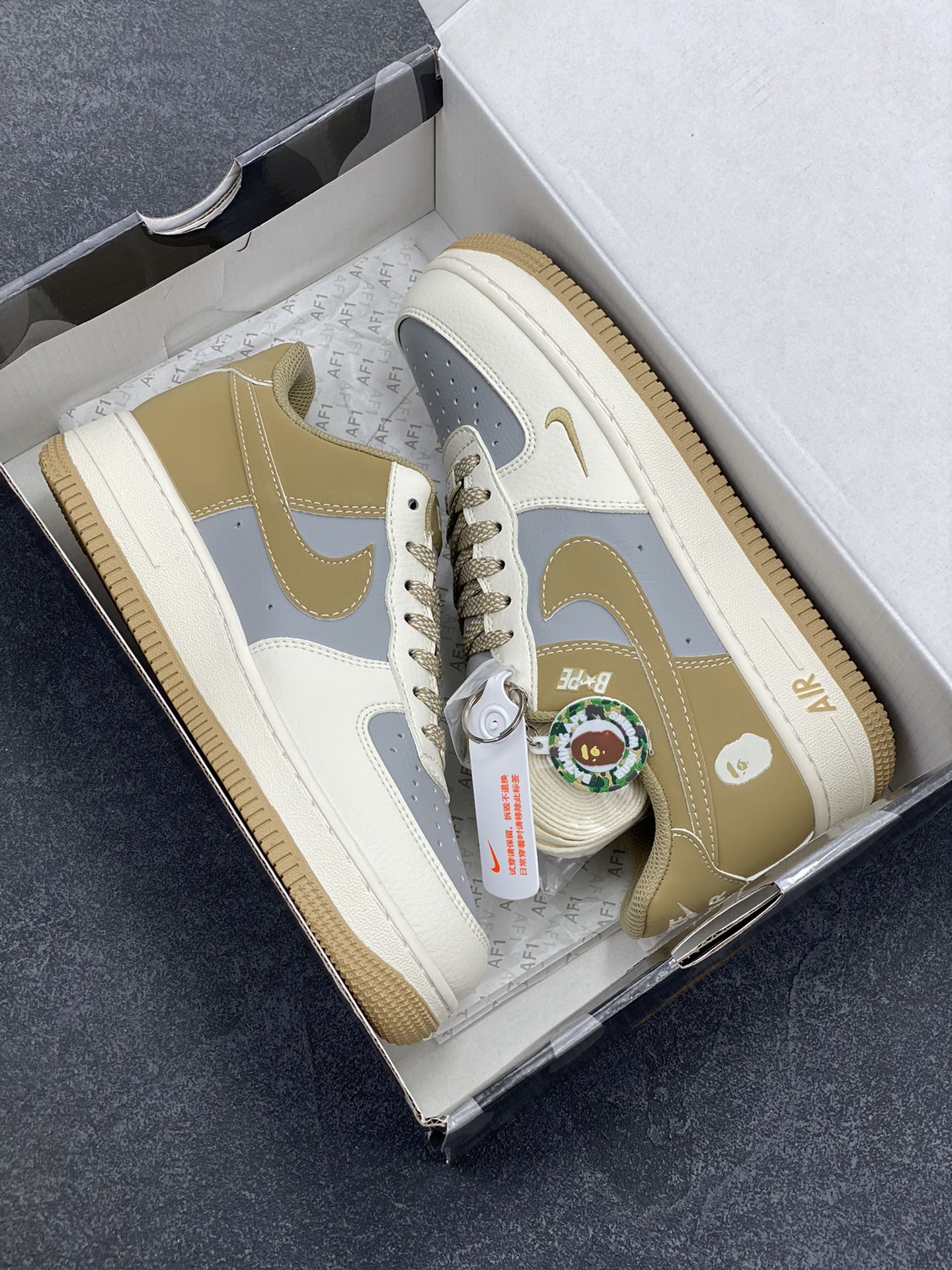 图片[9]-NIke Air Force 1 \’07 Low “Bape联名——卡其米白灰”空军一号 低帮 运动鞋 休闲鞋 折边针车 工艺难度大 原楦头原纸板 原装鞋盒 定制五金配件 内置全掌气垫 原厂鞋底 货号：BB6566-208 尺码：36 36.5 37.5 38 38.5 39 40 40.5 41 42 42.5 43 44 44.5 45-选品中心