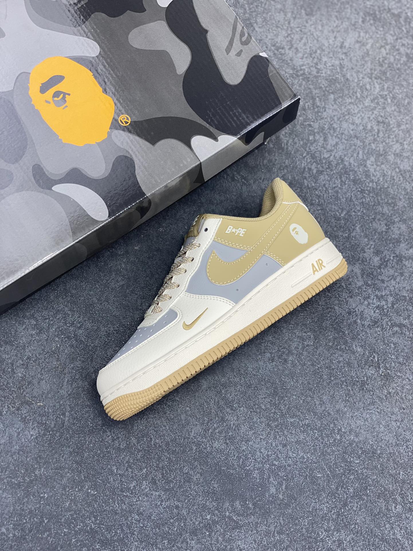 图片[7]-NIke Air Force 1 \’07 Low “Bape联名——卡其米白灰”空军一号 低帮 运动鞋 休闲鞋 折边针车 工艺难度大 原楦头原纸板 原装鞋盒 定制五金配件 内置全掌气垫 原厂鞋底 货号：BB6566-208 尺码：36 36.5 37.5 38 38.5 39 40 40.5 41 42 42.5 43 44 44.5 45-选品中心