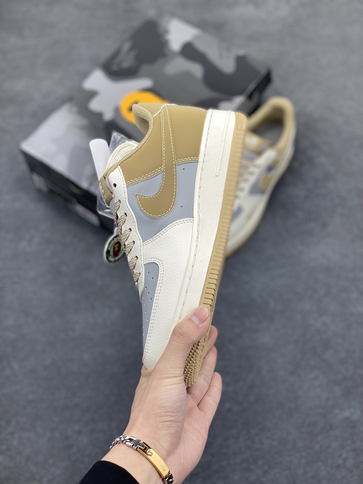 图片[3]-NIke Air Force 1 \’07 Low “Bape联名——卡其米白灰”空军一号 低帮 运动鞋 休闲鞋 折边针车 工艺难度大 原楦头原纸板 原装鞋盒 定制五金配件 内置全掌气垫 原厂鞋底 货号：BB6566-208 尺码：36 36.5 37.5 38 38.5 39 40 40.5 41 42 42.5 43 44 44.5 45-选品中心