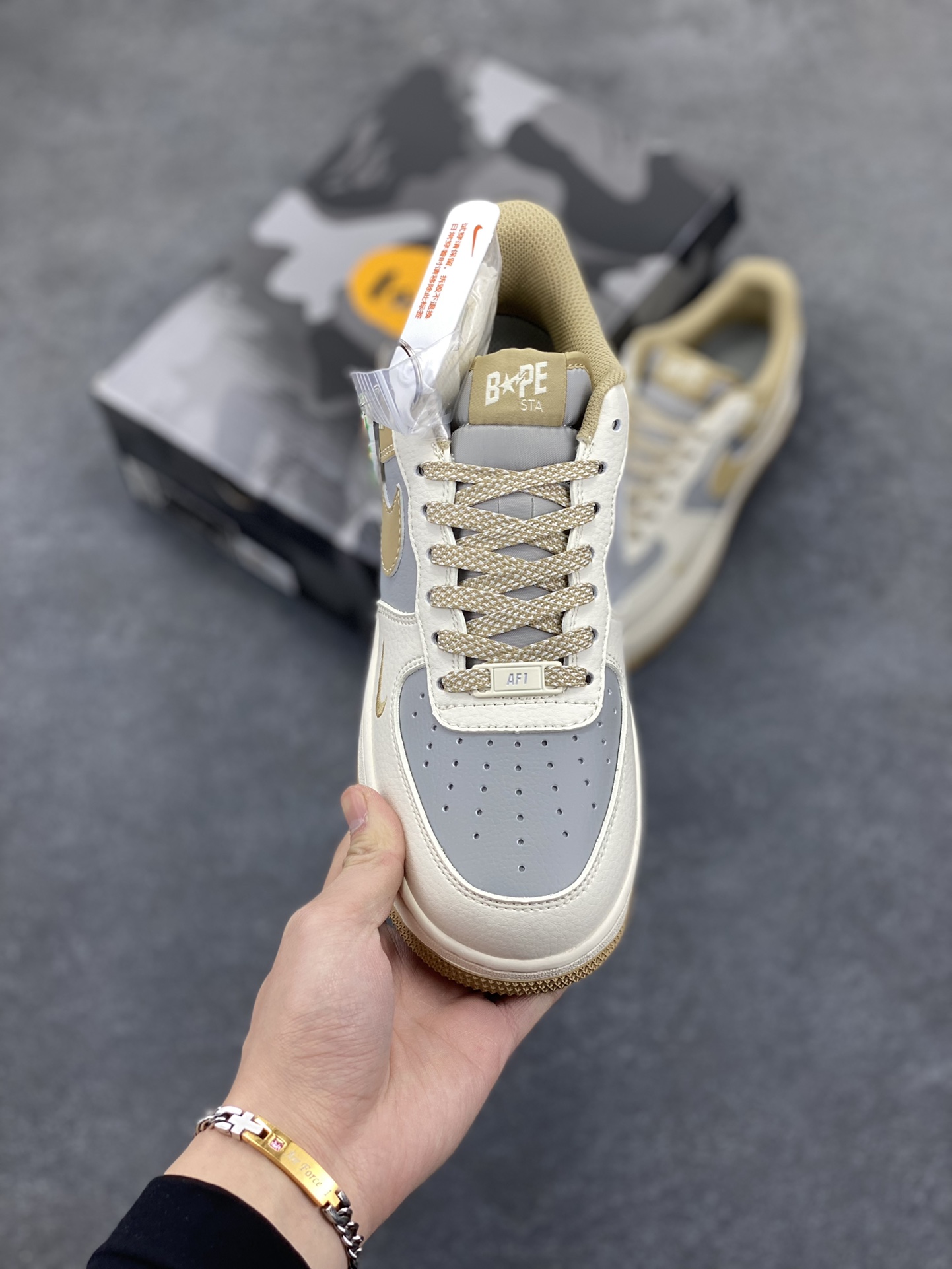 图片[2]-NIke Air Force 1 \’07 Low “Bape联名——卡其米白灰”空军一号 低帮 运动鞋 休闲鞋 折边针车 工艺难度大 原楦头原纸板 原装鞋盒 定制五金配件 内置全掌气垫 原厂鞋底 货号：BB6566-208 尺码：36 36.5 37.5 38 38.5 39 40 40.5 41 42 42.5 43 44 44.5 45-选品中心