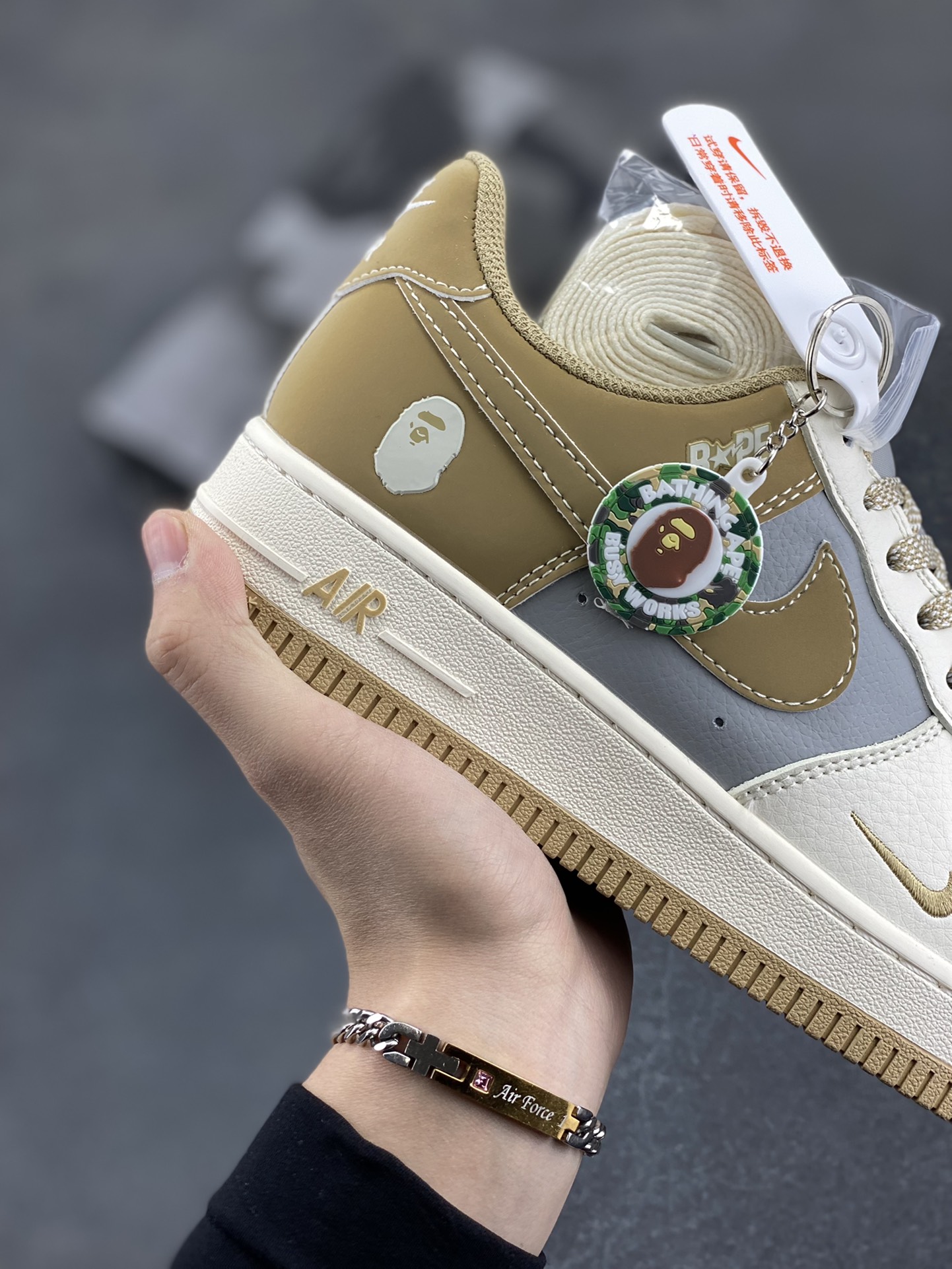图片[6]-NIke Air Force 1 \’07 Low “Bape联名——卡其米白灰”空军一号 低帮 运动鞋 休闲鞋 折边针车 工艺难度大 原楦头原纸板 原装鞋盒 定制五金配件 内置全掌气垫 原厂鞋底 货号：BB6566-208 尺码：36 36.5 37.5 38 38.5 39 40 40.5 41 42 42.5 43 44 44.5 45-选品中心