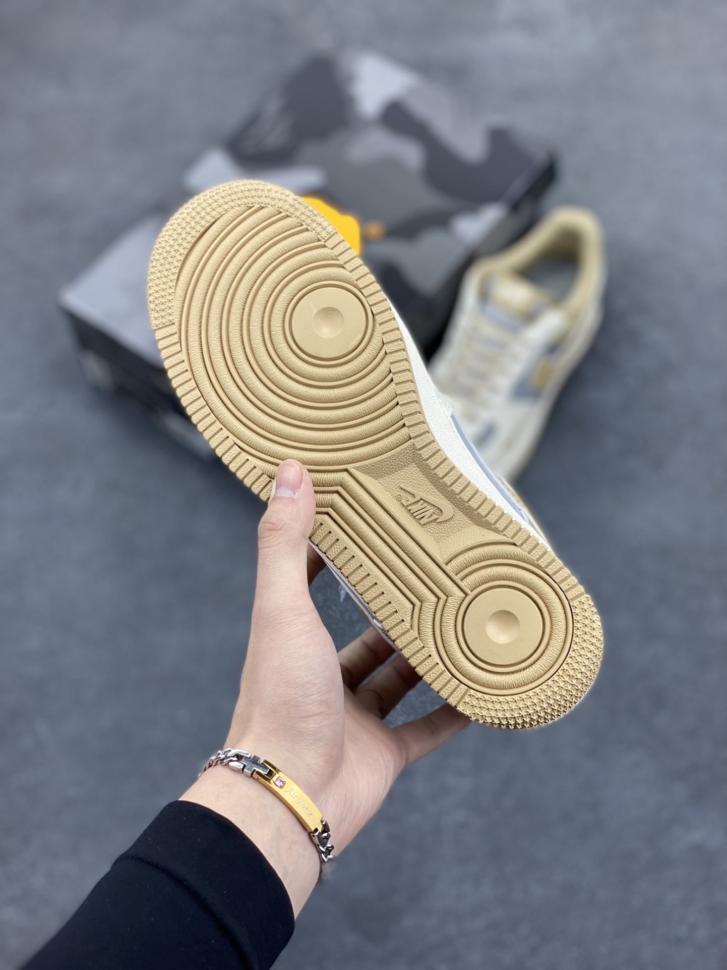 图片[5]-NIke Air Force 1 \’07 Low “Bape联名——卡其米白灰”空军一号 低帮 运动鞋 休闲鞋 折边针车 工艺难度大 原楦头原纸板 原装鞋盒 定制五金配件 内置全掌气垫 原厂鞋底 货号：BB6566-208 尺码：36 36.5 37.5 38 38.5 39 40 40.5 41 42 42.5 43 44 44.5 45-选品中心