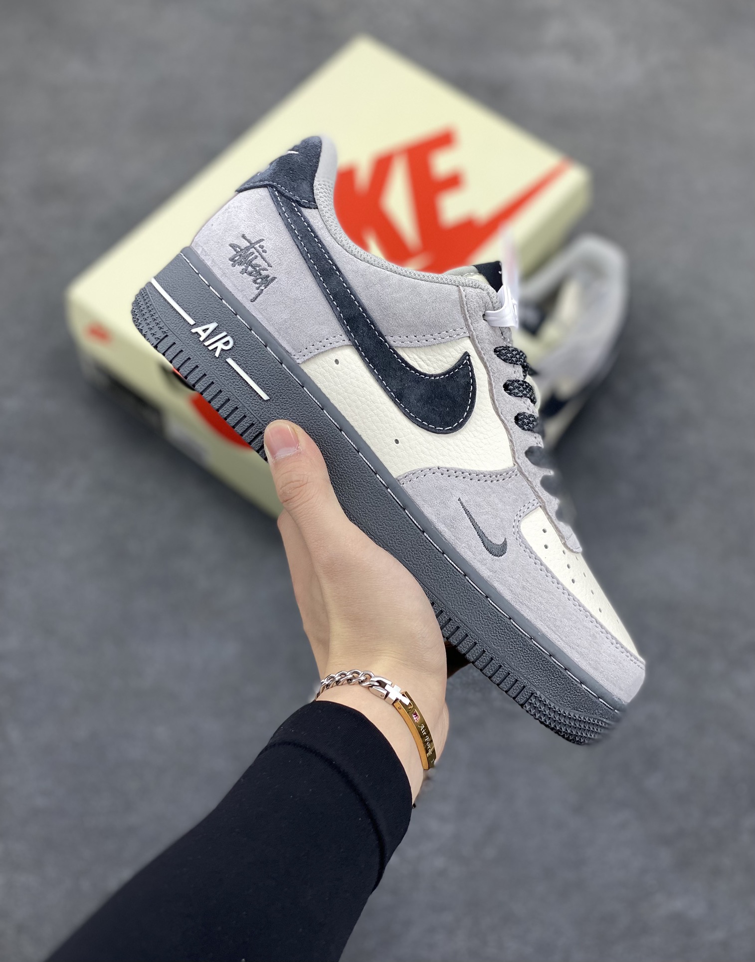 NIke Air Force 1 \’07 Low “斯图西联名——米灰墨玉底”空军一号 低帮 运动鞋 休闲鞋 折边针车 工艺难度大 原楦头原纸板 原装鞋盒 定制五金配件 内置全掌气垫 原厂鞋底 货号:XZ6188-196 尺码:36 36.5 37.5 38 38.5 39 40 40.5 41 42 42.5 43 44 44.5 45-选品中心