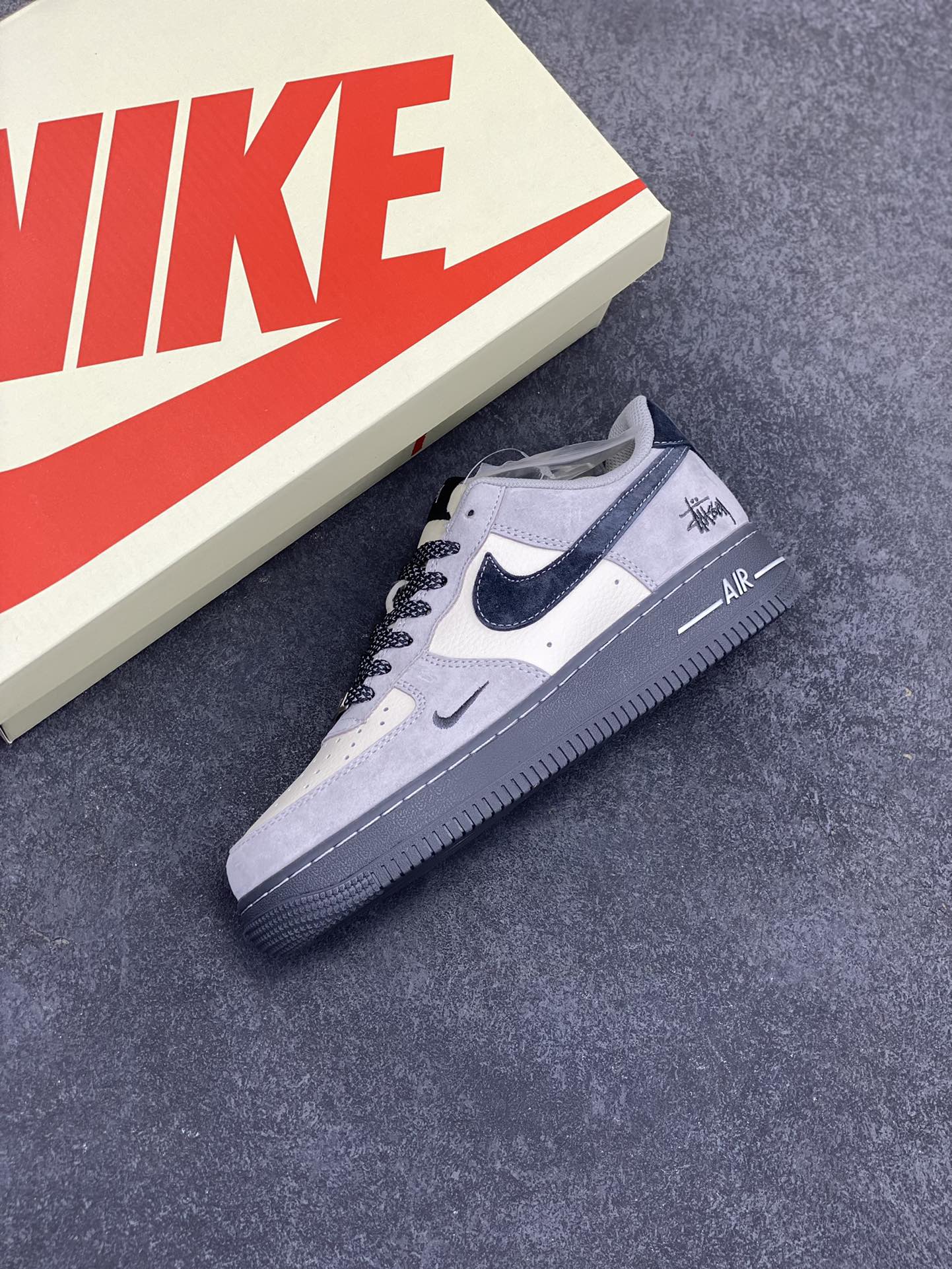 图片[7]-NIke Air Force 1 \’07 Low “斯图西联名——米灰墨玉底”空军一号 低帮 运动鞋 休闲鞋 折边针车 工艺难度大 原楦头原纸板 原装鞋盒 定制五金配件 内置全掌气垫 原厂鞋底 货号：XZ6188-196 尺码：36 36.5 37.5 38 38.5 39 40 40.5 41 42 42.5 43 44 44.5 45-选品中心