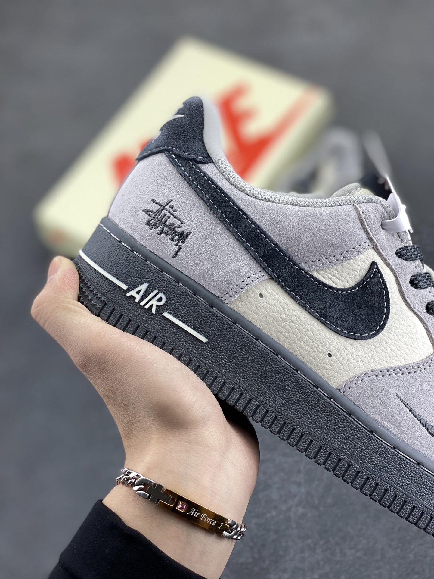 图片[6]-NIke Air Force 1 \’07 Low “斯图西联名——米灰墨玉底”空军一号 低帮 运动鞋 休闲鞋 折边针车 工艺难度大 原楦头原纸板 原装鞋盒 定制五金配件 内置全掌气垫 原厂鞋底 货号：XZ6188-196 尺码：36 36.5 37.5 38 38.5 39 40 40.5 41 42 42.5 43 44 44.5 45-选品中心