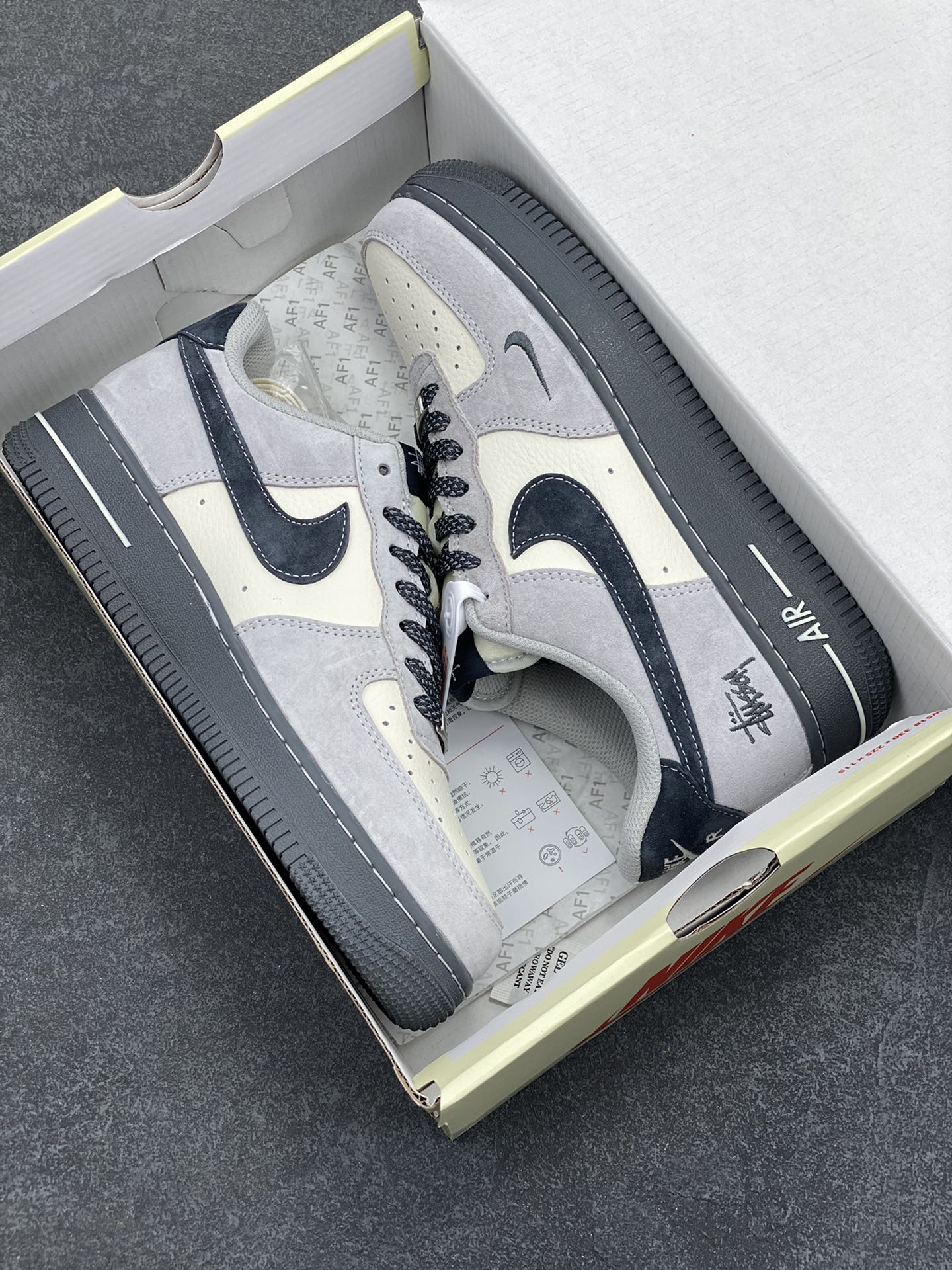 图片[9]-NIke Air Force 1 \’07 Low “斯图西联名——米灰墨玉底”空军一号 低帮 运动鞋 休闲鞋 折边针车 工艺难度大 原楦头原纸板 原装鞋盒 定制五金配件 内置全掌气垫 原厂鞋底 货号：XZ6188-196 尺码：36 36.5 37.5 38 38.5 39 40 40.5 41 42 42.5 43 44 44.5 45-选品中心