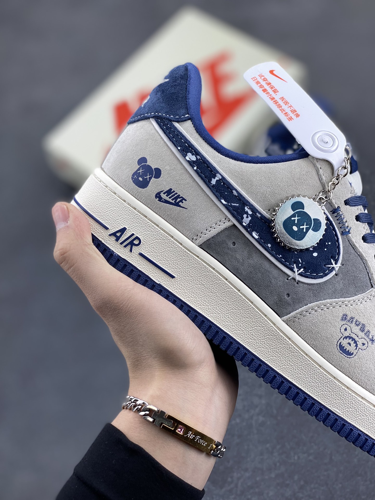 图片[6]-NIke Air Force 1 \’07 Low “暴力熊联名——雪花灰猪八”空军一号 低帮 运动鞋 休闲鞋 折边针车 工艺难度大 原楦头原纸板 原装鞋盒 定制五金配件 内置全掌气垫 原厂鞋底 货号：KK1988-053 尺码：36 36.5 37.5 38 38.5 39 40 40.5 41 42 42.5 43 44 44.5 45-选品中心