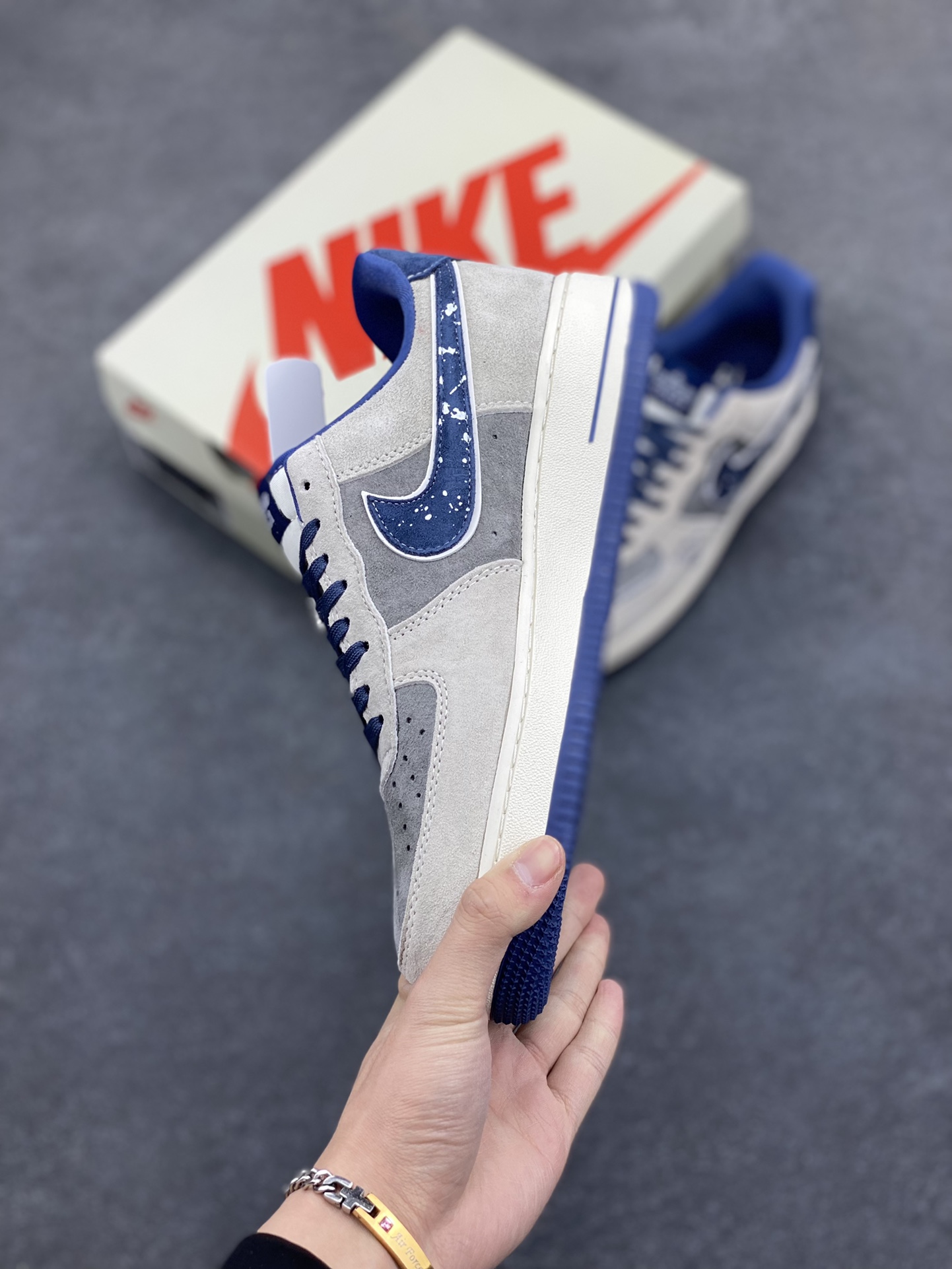 图片[3]-NIke Air Force 1 \’07 Low “暴力熊联名——雪花灰猪八”空军一号 低帮 运动鞋 休闲鞋 折边针车 工艺难度大 原楦头原纸板 原装鞋盒 定制五金配件 内置全掌气垫 原厂鞋底 货号：KK1988-053 尺码：36 36.5 37.5 38 38.5 39 40 40.5 41 42 42.5 43 44 44.5 45-选品中心