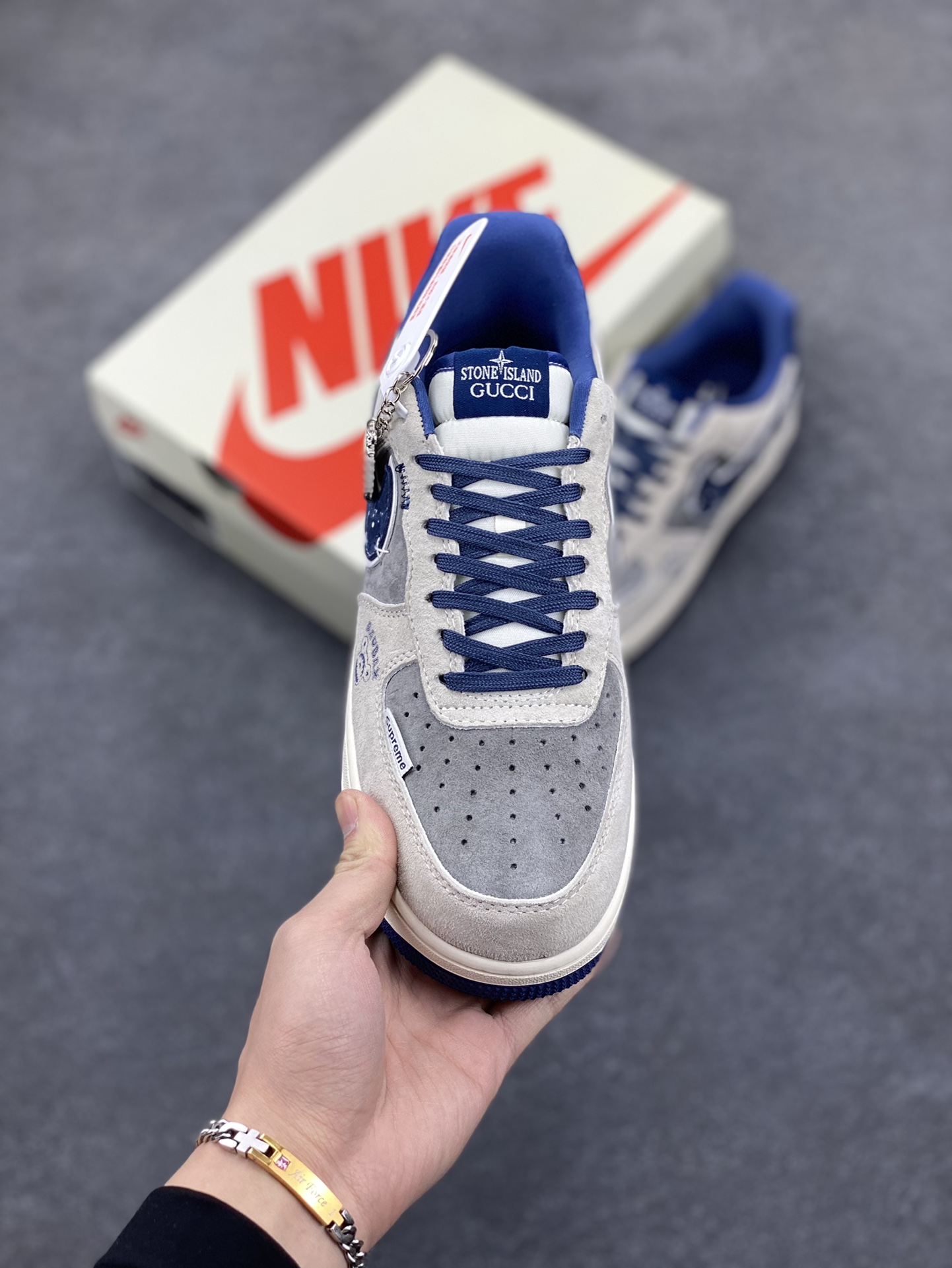 图片[2]-NIke Air Force 1 \’07 Low “暴力熊联名——雪花灰猪八”空军一号 低帮 运动鞋 休闲鞋 折边针车 工艺难度大 原楦头原纸板 原装鞋盒 定制五金配件 内置全掌气垫 原厂鞋底 货号：KK1988-053 尺码：36 36.5 37.5 38 38.5 39 40 40.5 41 42 42.5 43 44 44.5 45-选品中心