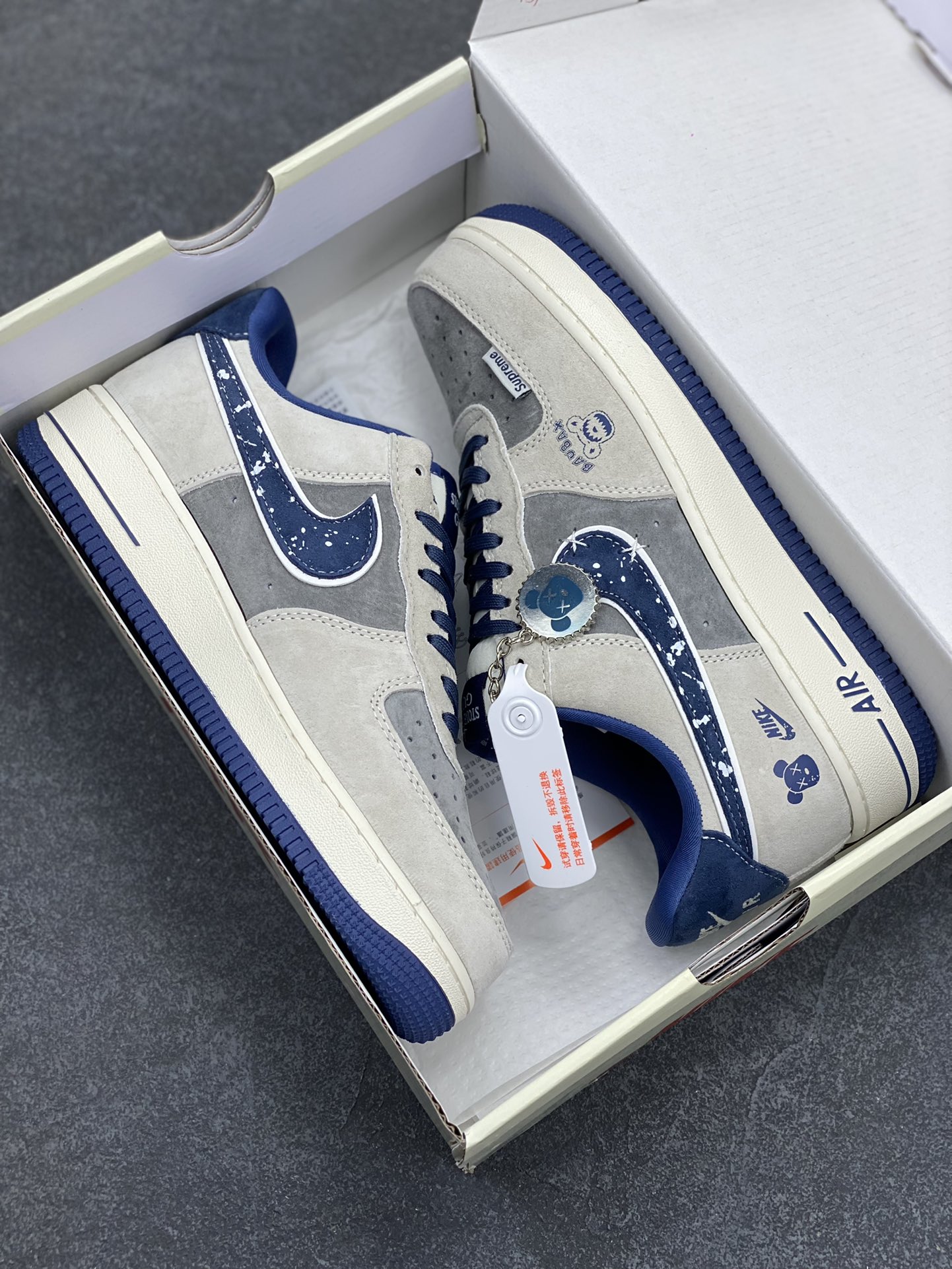 图片[9]-NIke Air Force 1 \’07 Low “暴力熊联名——雪花灰猪八”空军一号 低帮 运动鞋 休闲鞋 折边针车 工艺难度大 原楦头原纸板 原装鞋盒 定制五金配件 内置全掌气垫 原厂鞋底 货号：KK1988-053 尺码：36 36.5 37.5 38 38.5 39 40 40.5 41 42 42.5 43 44 44.5 45-选品中心